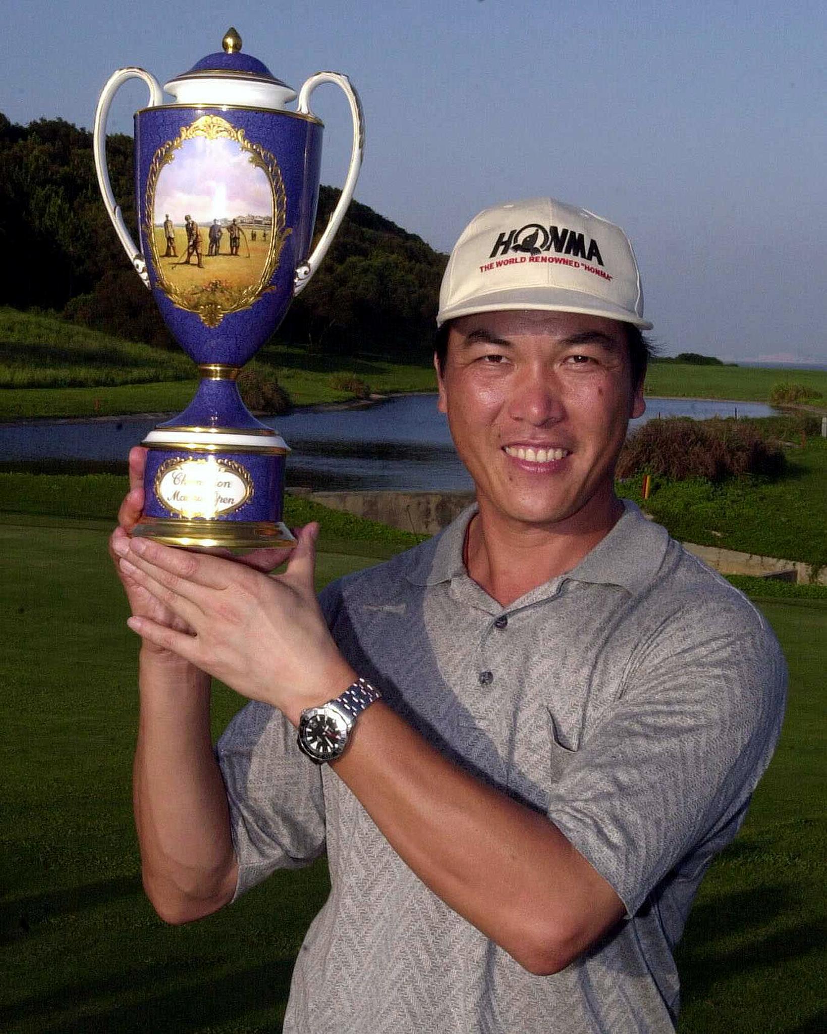 Zhang Lianwei with the Macau Open trophy in 2001. Photo: AFP 