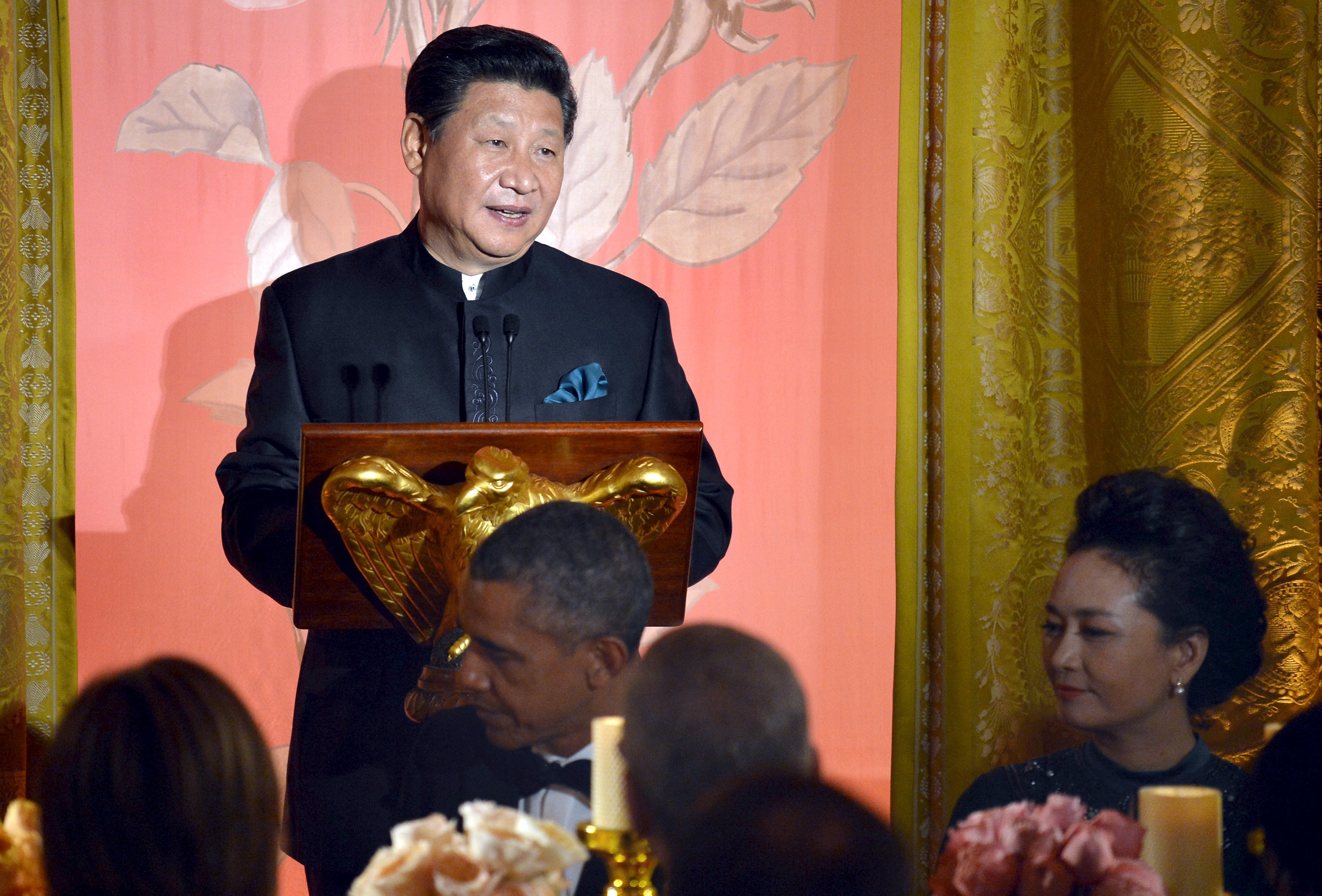 Chinese President Xi Jinping speaks as his wife Madame Peng Liyuan and US President Barack Obama listen during a state dinner at the White House in Washington on Friday. Photo: Reuters