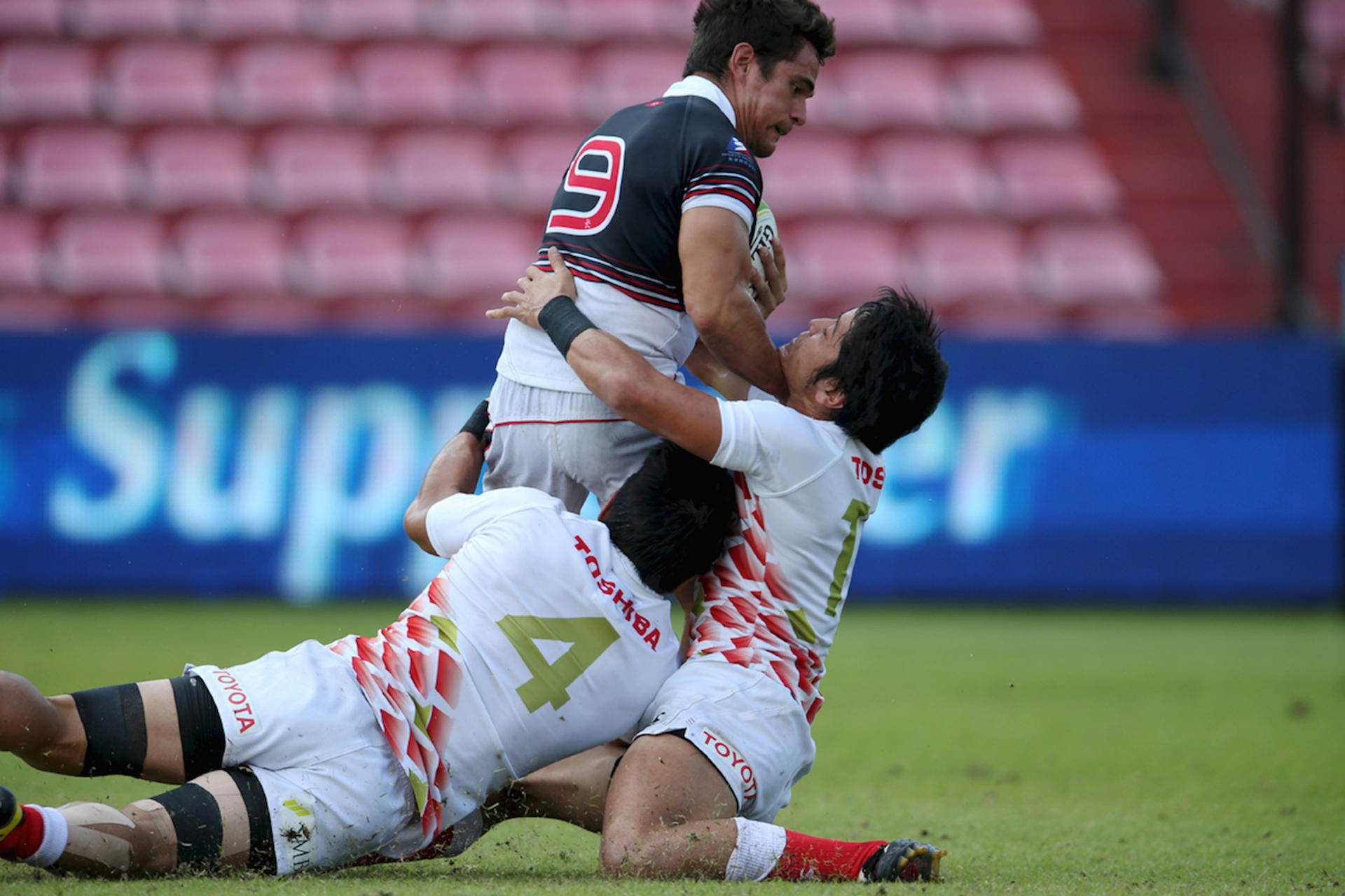 Hong Kong's Rowan Varty is tackled by a pair of Japanese players in their Cup semi-final at the Thailand Sevens. Photos: Asia Rugby