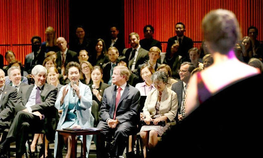 Peng Liyuan offers advice to student Liv Redpath, who had just performed a Chinese song at the Juilliard School of music in New York. Photo: CNS