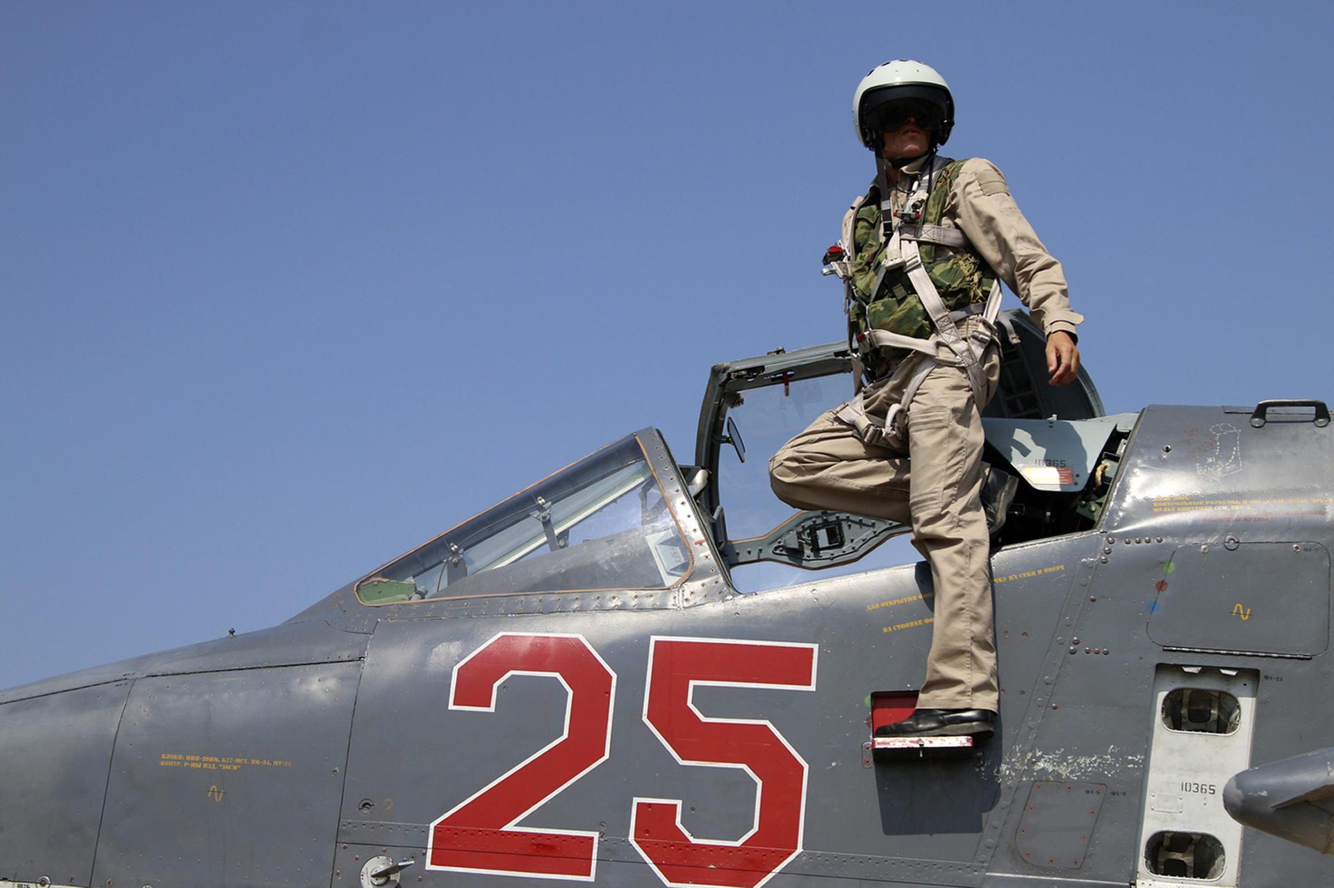 A Russian army pilot with a SU-25M jet fighter at Hmeimim airbase in Syria. Photo: AP