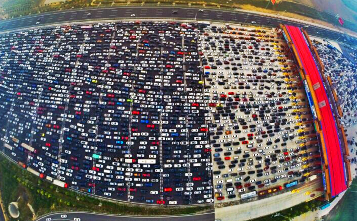 A bird's-eye view of vehicles as motorists queue up to pass through a road toll as they head into Beijing on Tuesday. Photo: SCMP Pictures