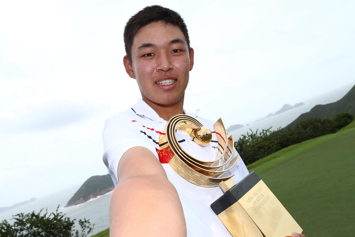 Jin Cheng takes a selfie of himself after his impressive victory in the Asia-Pacific Championship. Photo: Alex Liew 
