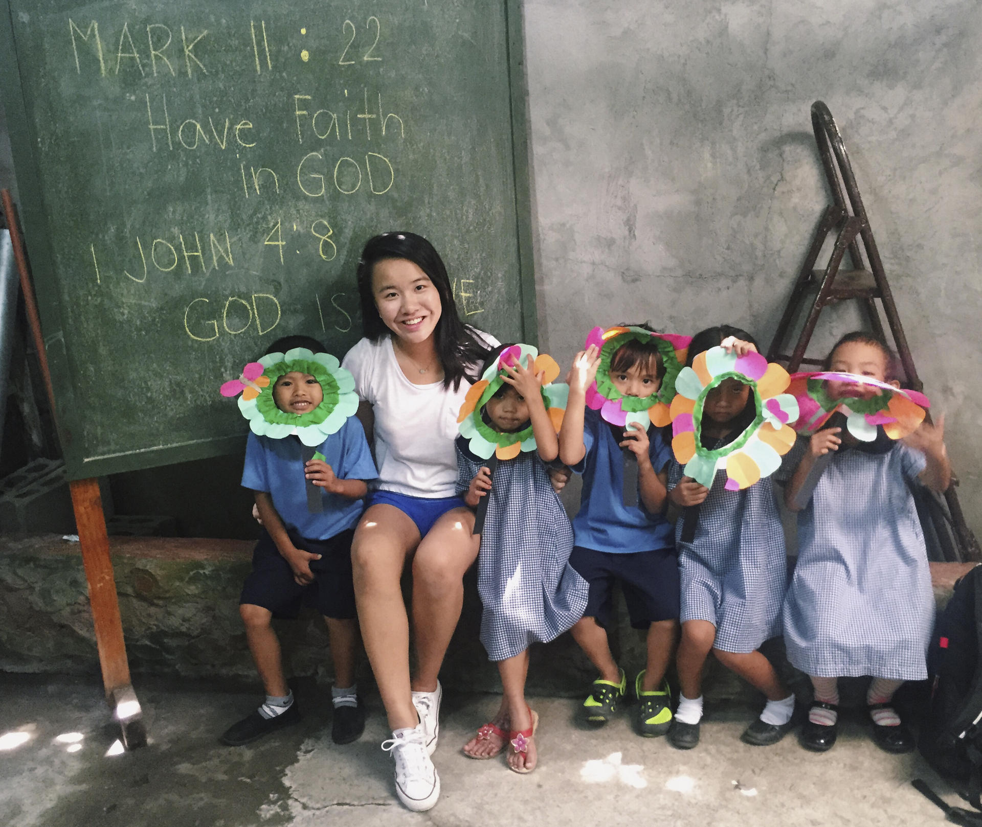Experienced student volunteer Imogen Yih with children in the city of Dumaguete, in the Philippine province of Negros Oriental.