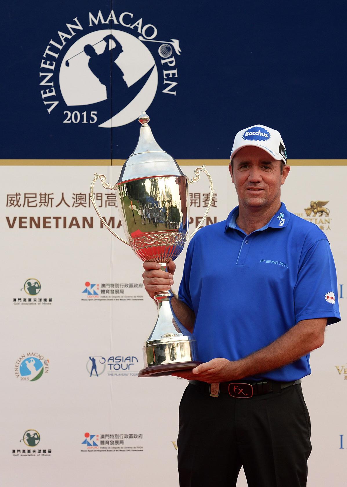 Scott Hend, 42, is all smiles as he clutches the Venetian Macao Open trophy after carding a tournament record 20-under par 264. Photo: AFP
