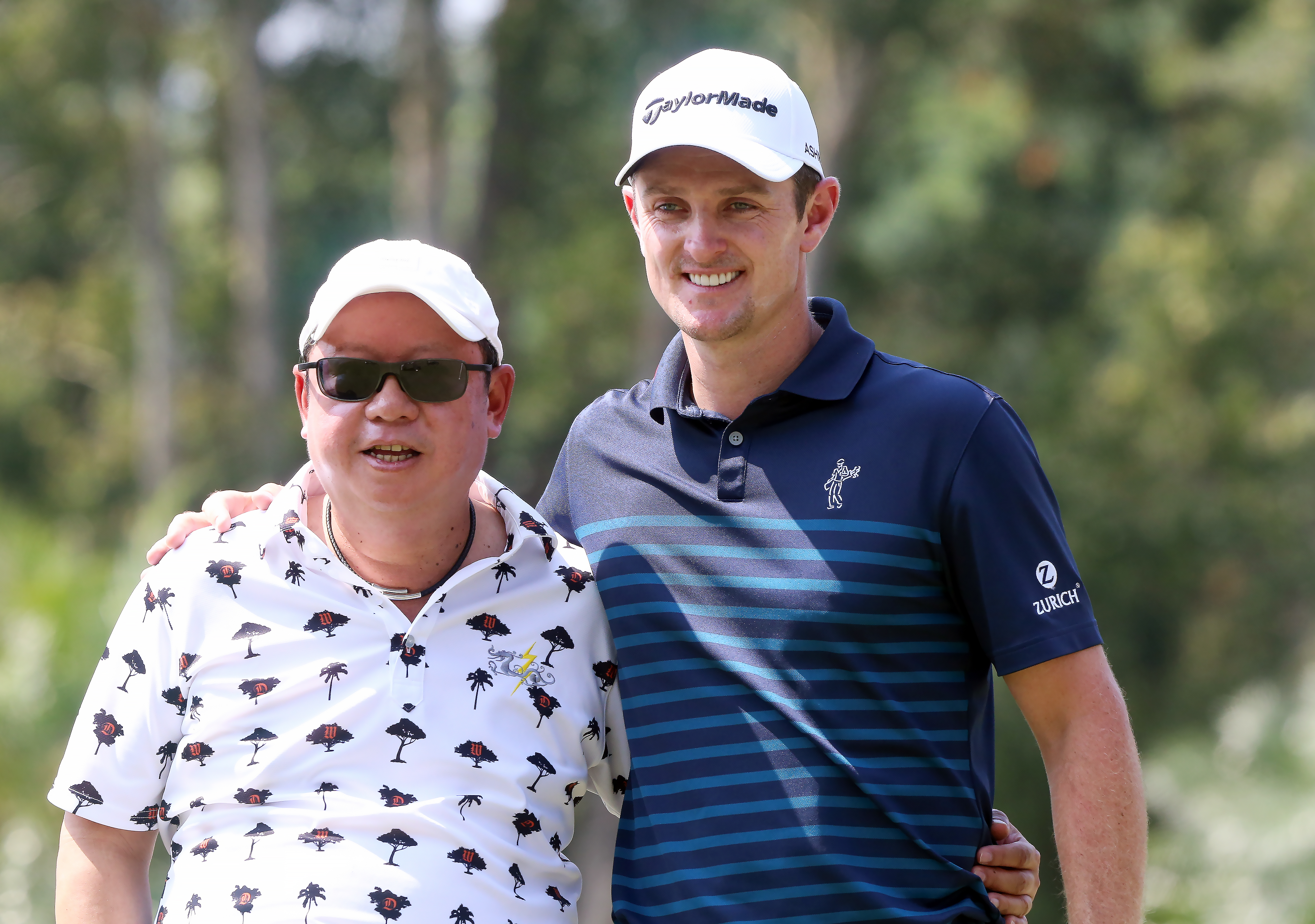 Hong Kong Tourism Board chairman Peter Lam Kin-ngok gets in on the act in a pose with English golfer Justin Rose on Wednesday ahead of the Hong Kong Open. Photos: K.Y. Cheng