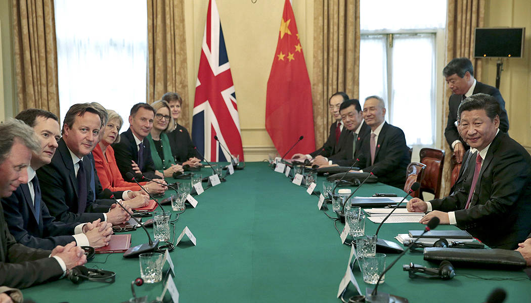 China's President Xi Jinping, right, meets Britain's Prime Minister David Cameron, 3rd left, and other senior members of his government in the cabinet room in 10 Downing Street. Photo: AP