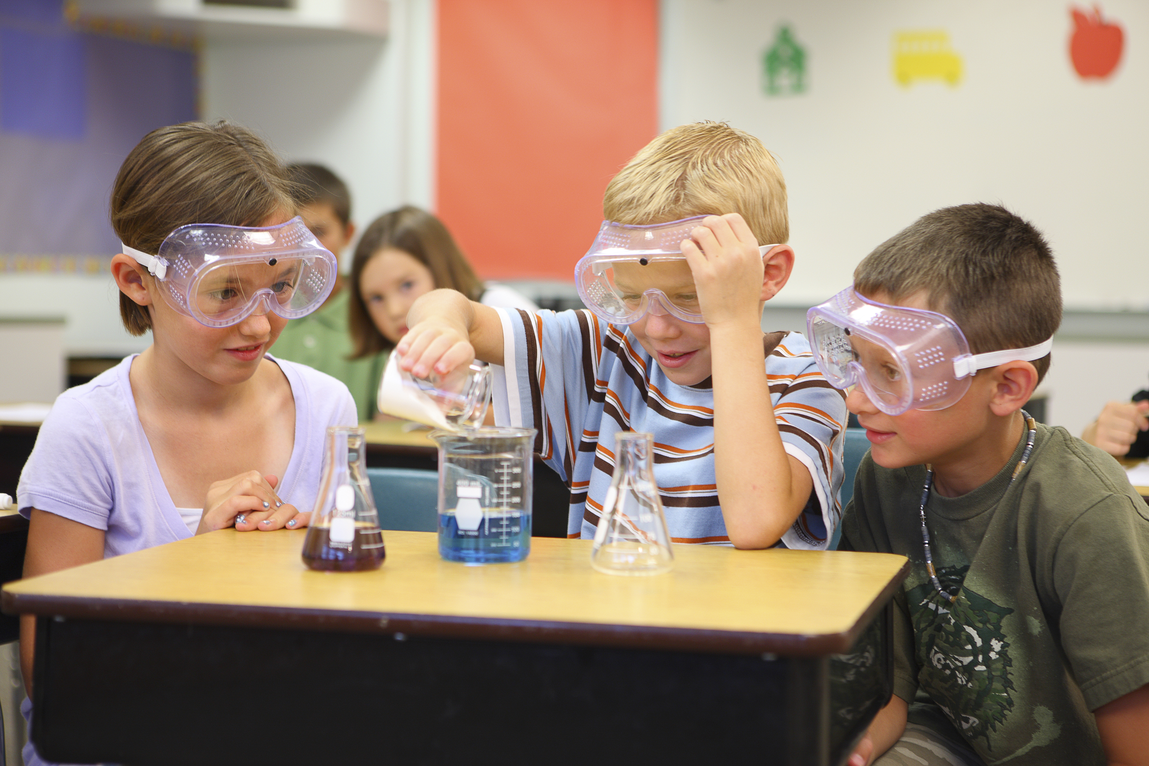 Эксперимент играю роль. Дети проводят опыты в школе. Научные опыты в начальной школе. Эксперимент в школе. Эксперименты для детей.