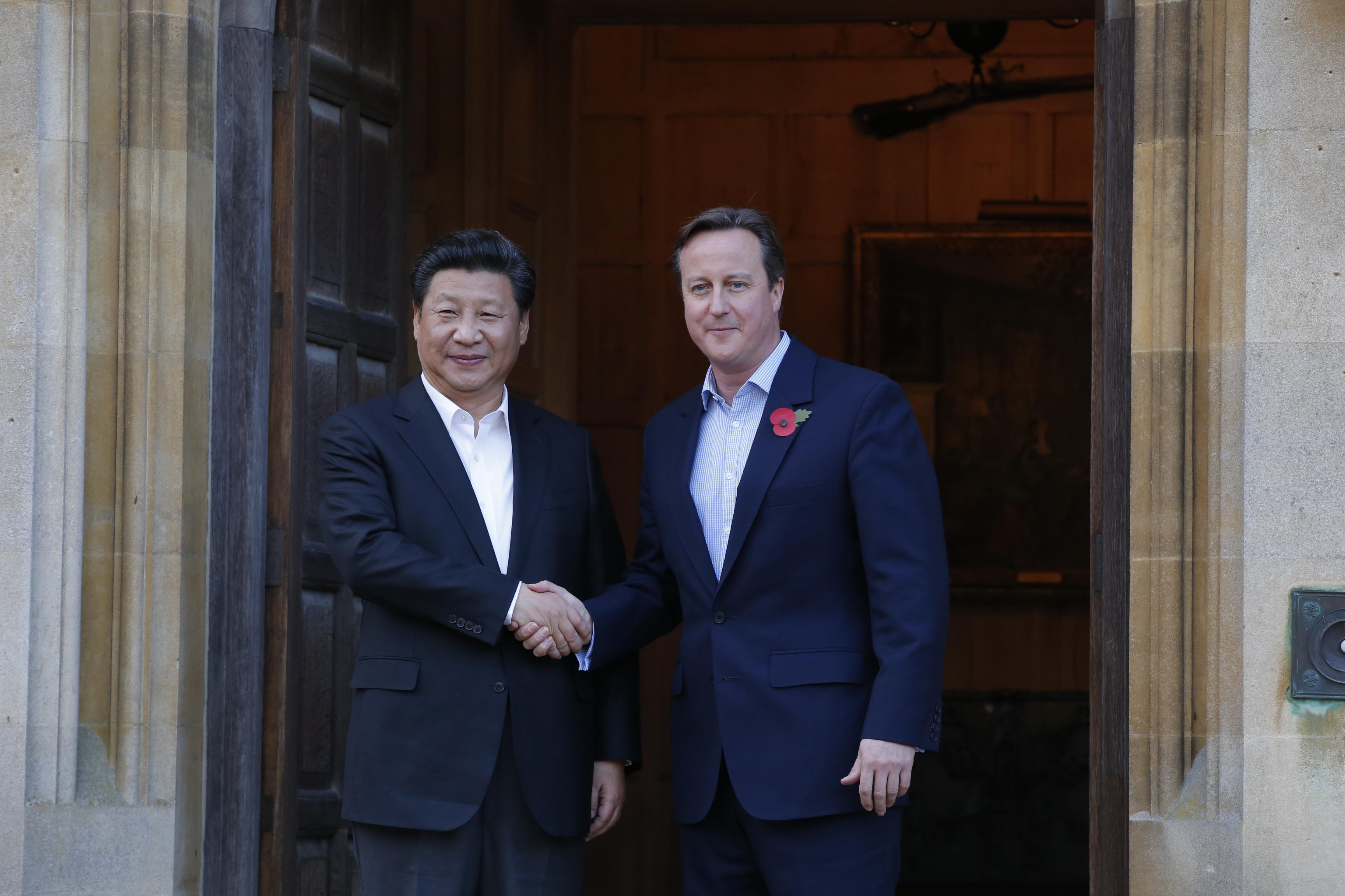  British Prime Minister David Cameron (right) greets China's President Xi Jinping at Chequers, his official country retreat, on Thursday. Photo: Xinhua