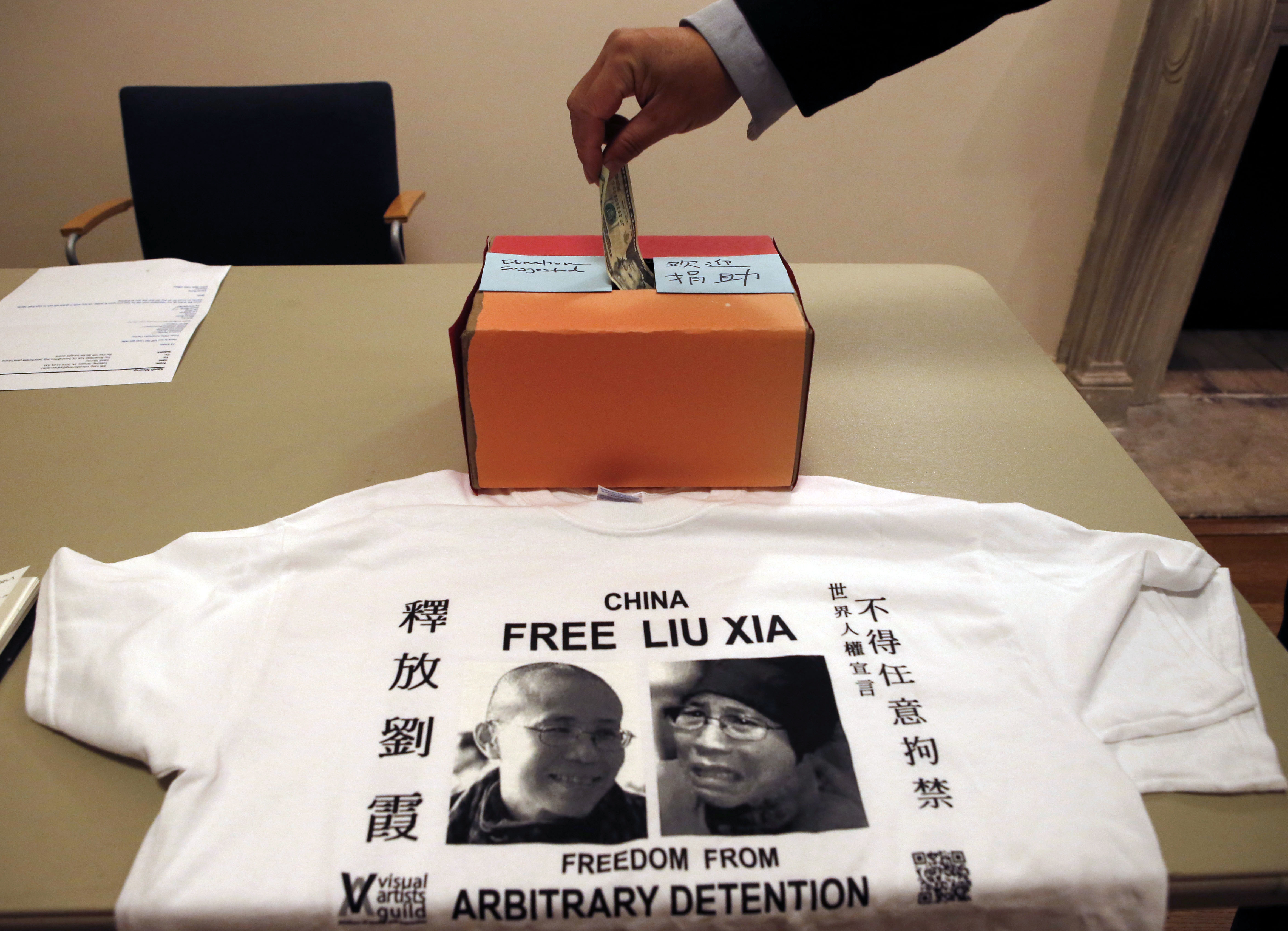 A supporter donates money at an event where Chinese and American writers pushed for the release from house arrest of Liu Xia, the detained wife of Chinese Nobel Peace laureate Liu Xiaobo, in New York. Photo: AP