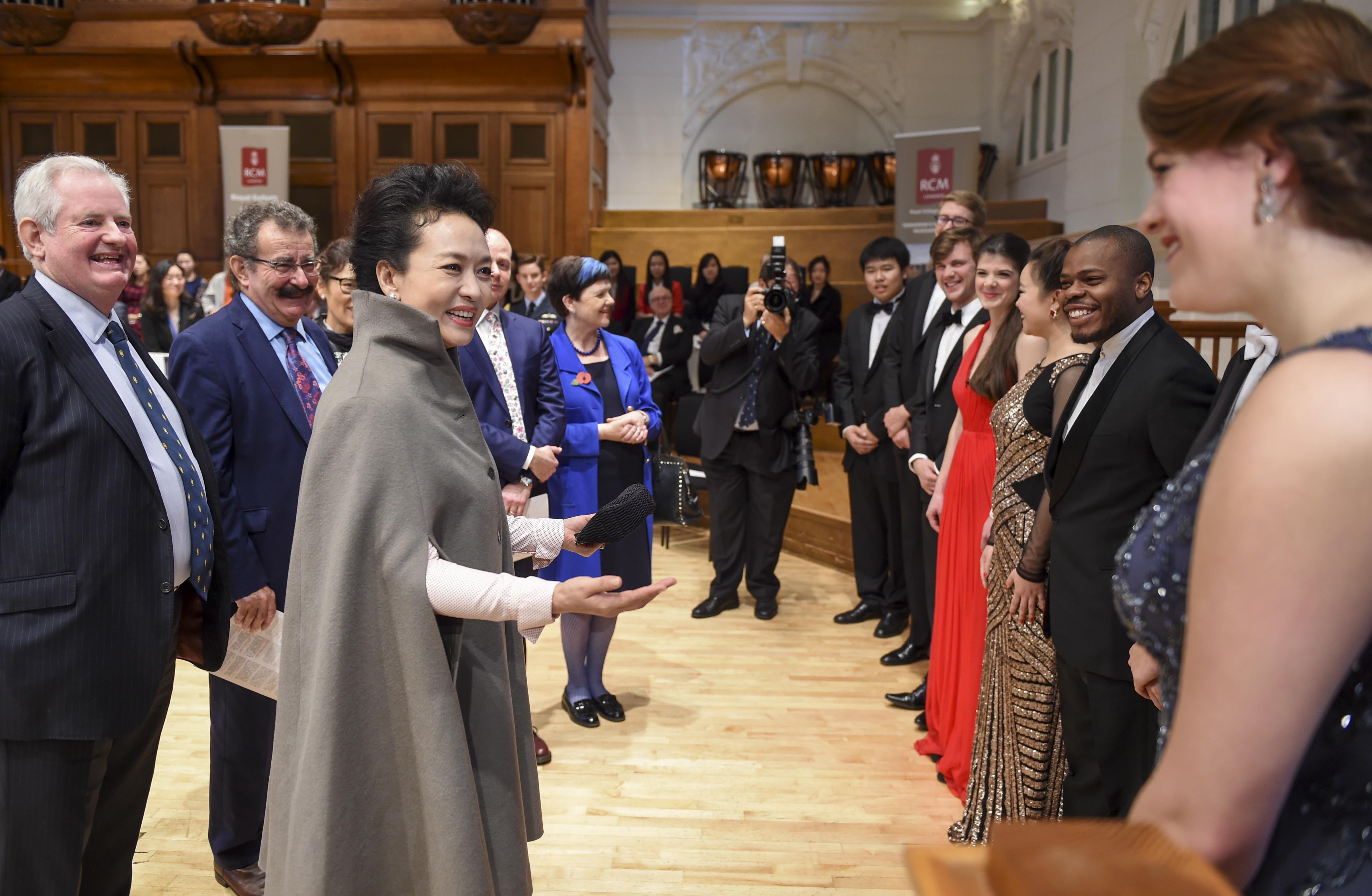 Peng Liyuan pictured with students at the Royal College of Music in London. Photo: Xinhua