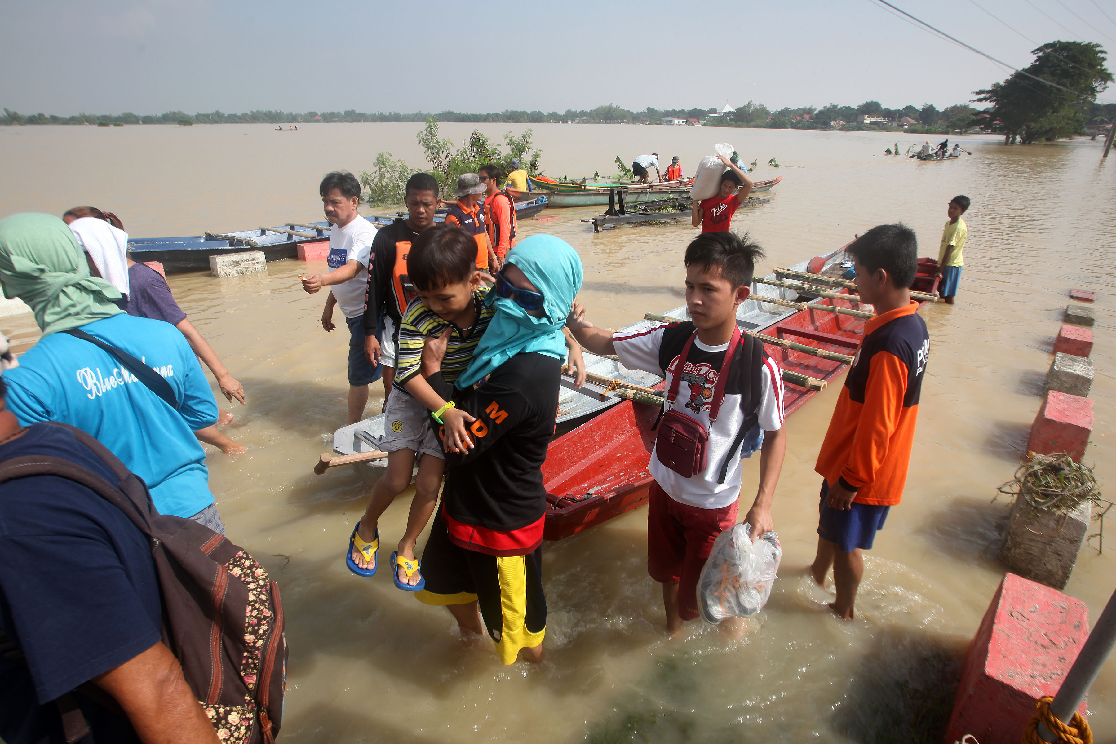 Local rescuers assist residents in Pampanga Province. Photo: Xinhua