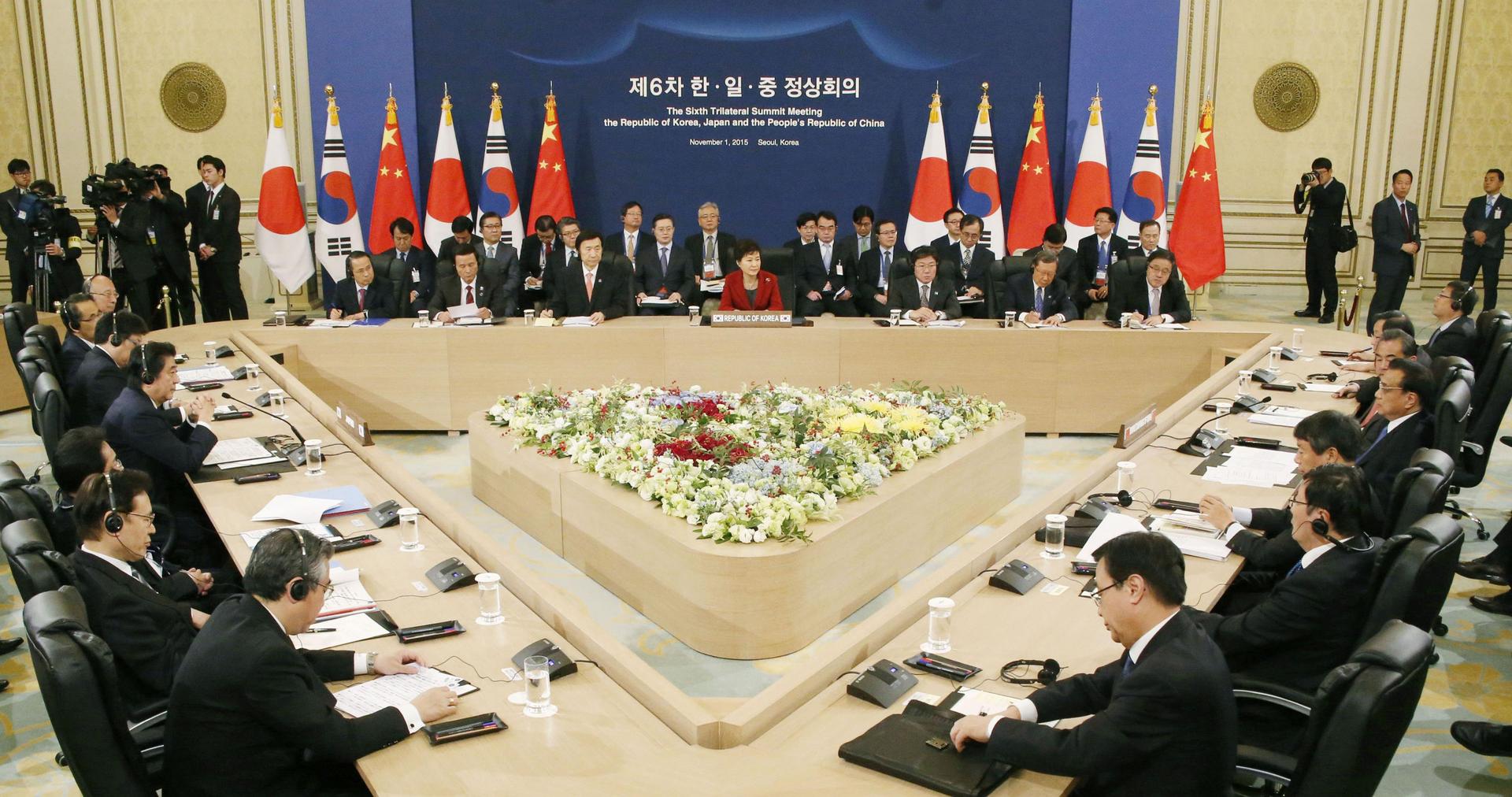South Korean President Park Geun-hye (centre) holds summit talks at the presidential Blue House in Seoul on Sunday with Premier Li Keqiang and Japanese Prime Minister Shinzo Abe. Photo: Kyodo