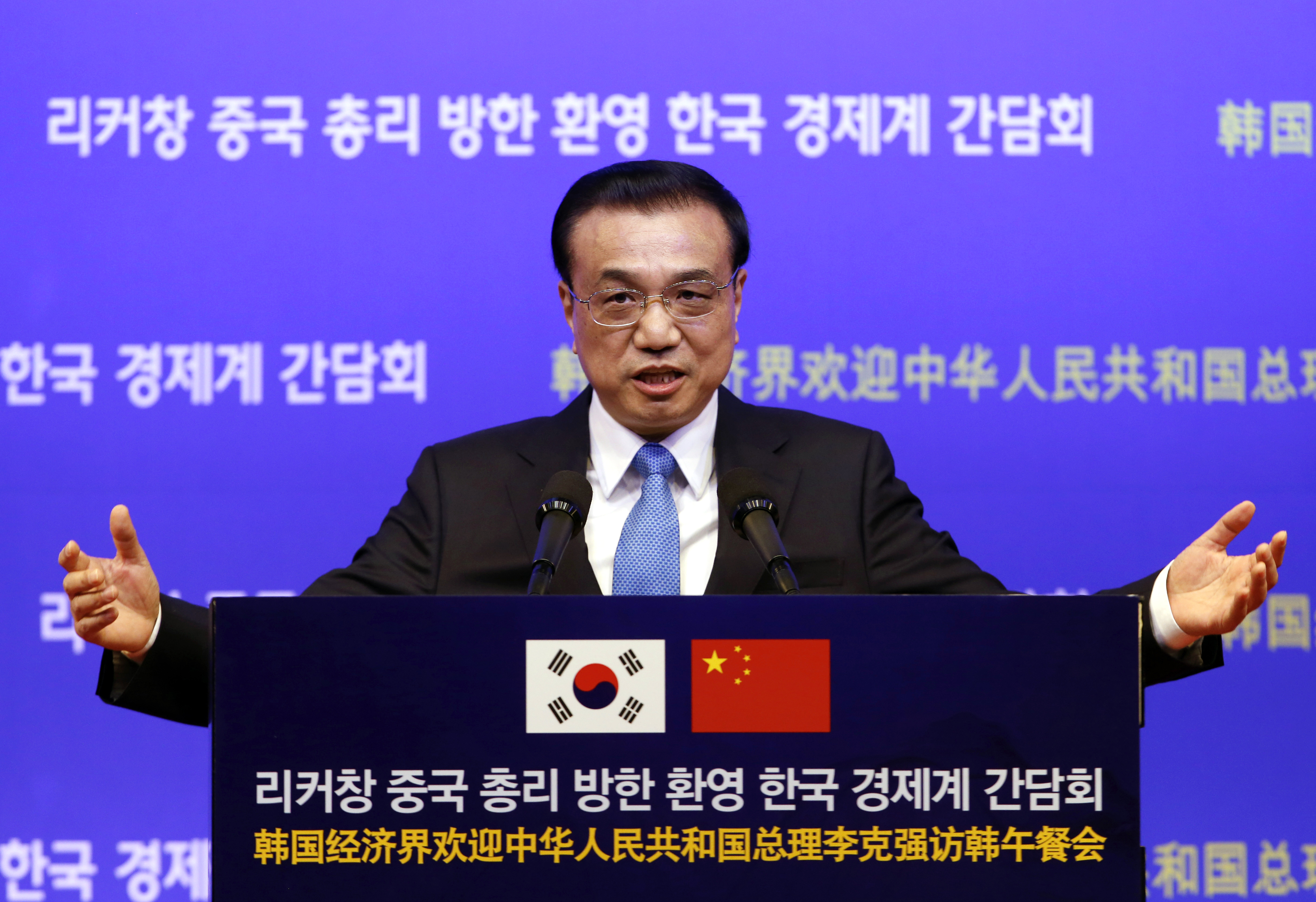 Chinese Premier Li Keqiang delivers a speech during a meeting with business leaders in Seoul, South Korea on Sunday. Photo: AP