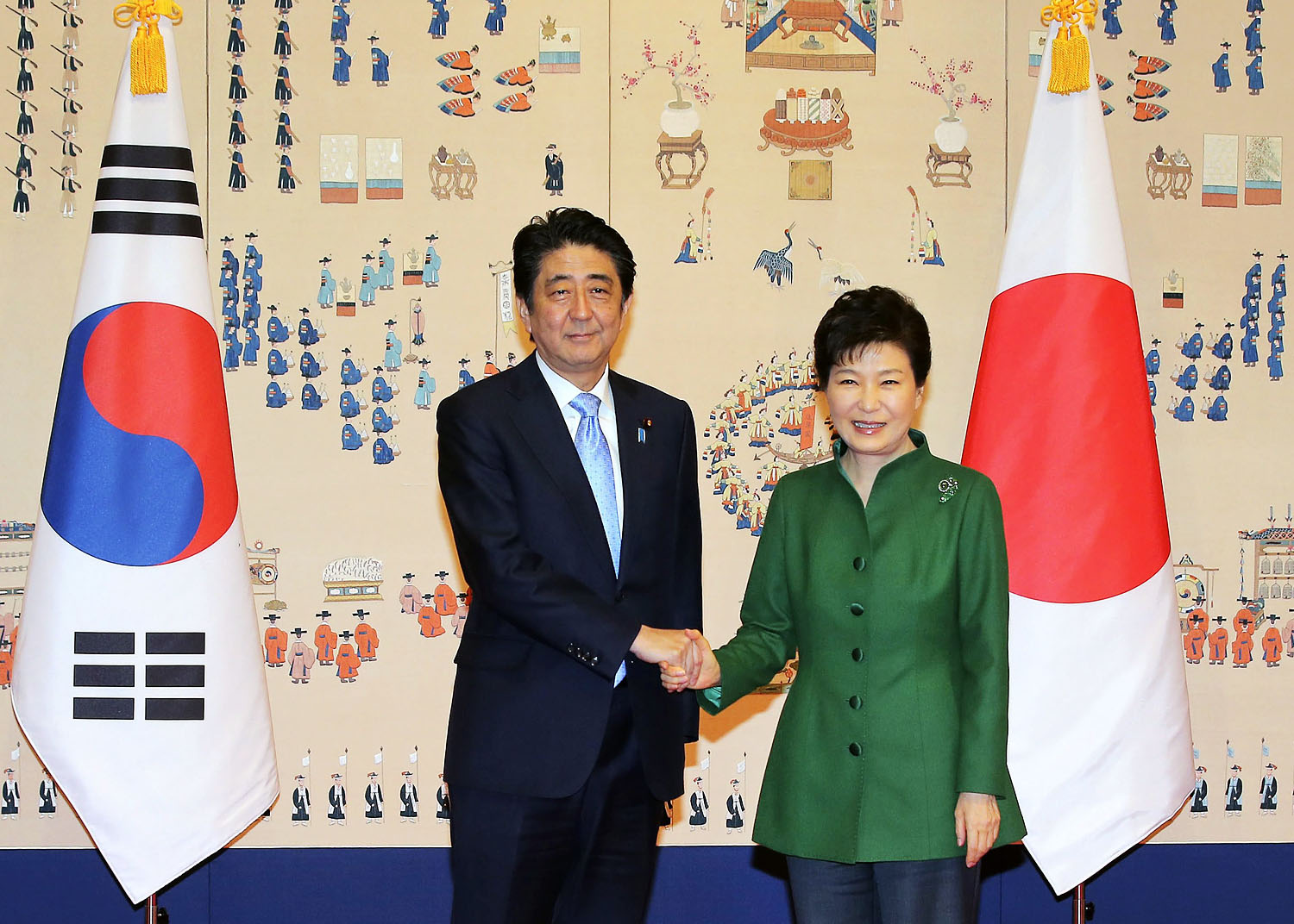 Japan's Prime Minister Shinzo Abe (left) shakes hands with South Korea's President Park Geun-hye before their bilateral summit in Seoul on Monday. Photo: EPA