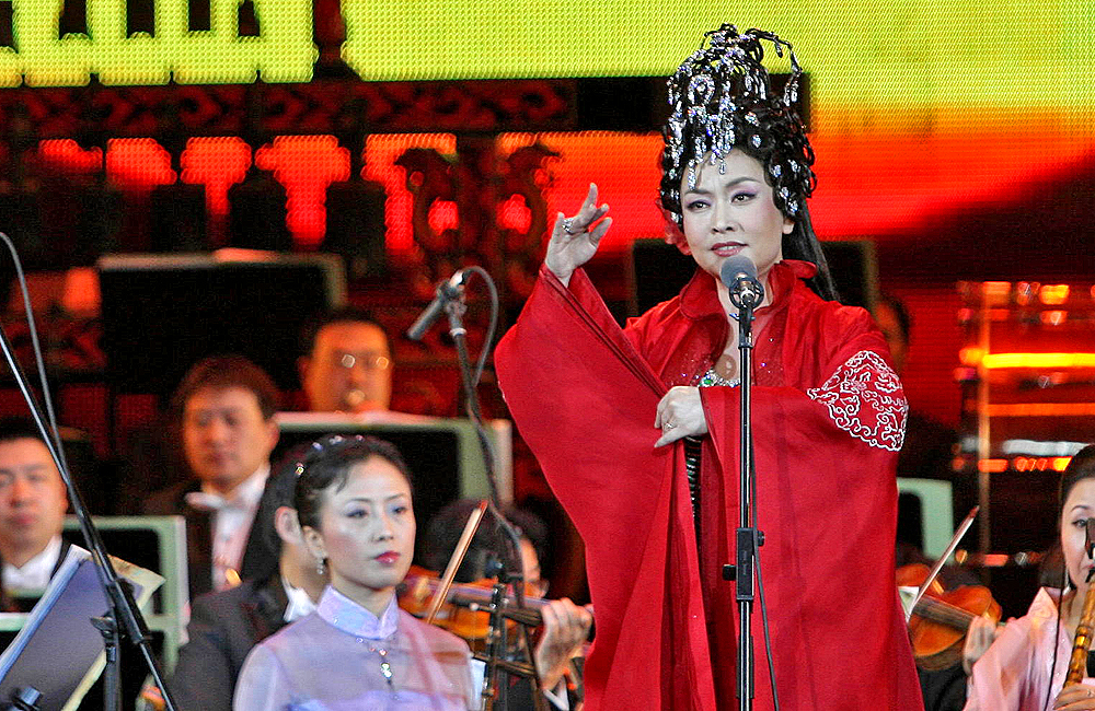 Peng Liyuan performs in Moscow in 2007. Photo: Xinhua
