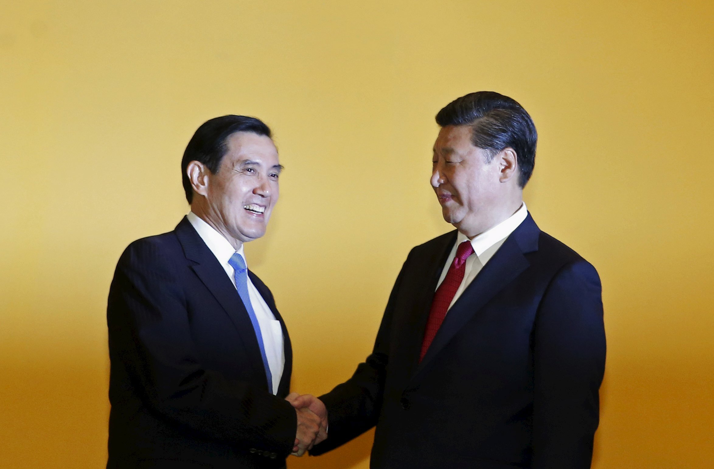 Chinese President Xi Jinping shakes hands with Taiwan's President Ma Ying-jeou (left) during a summit in Singapore. Photo: Reuters