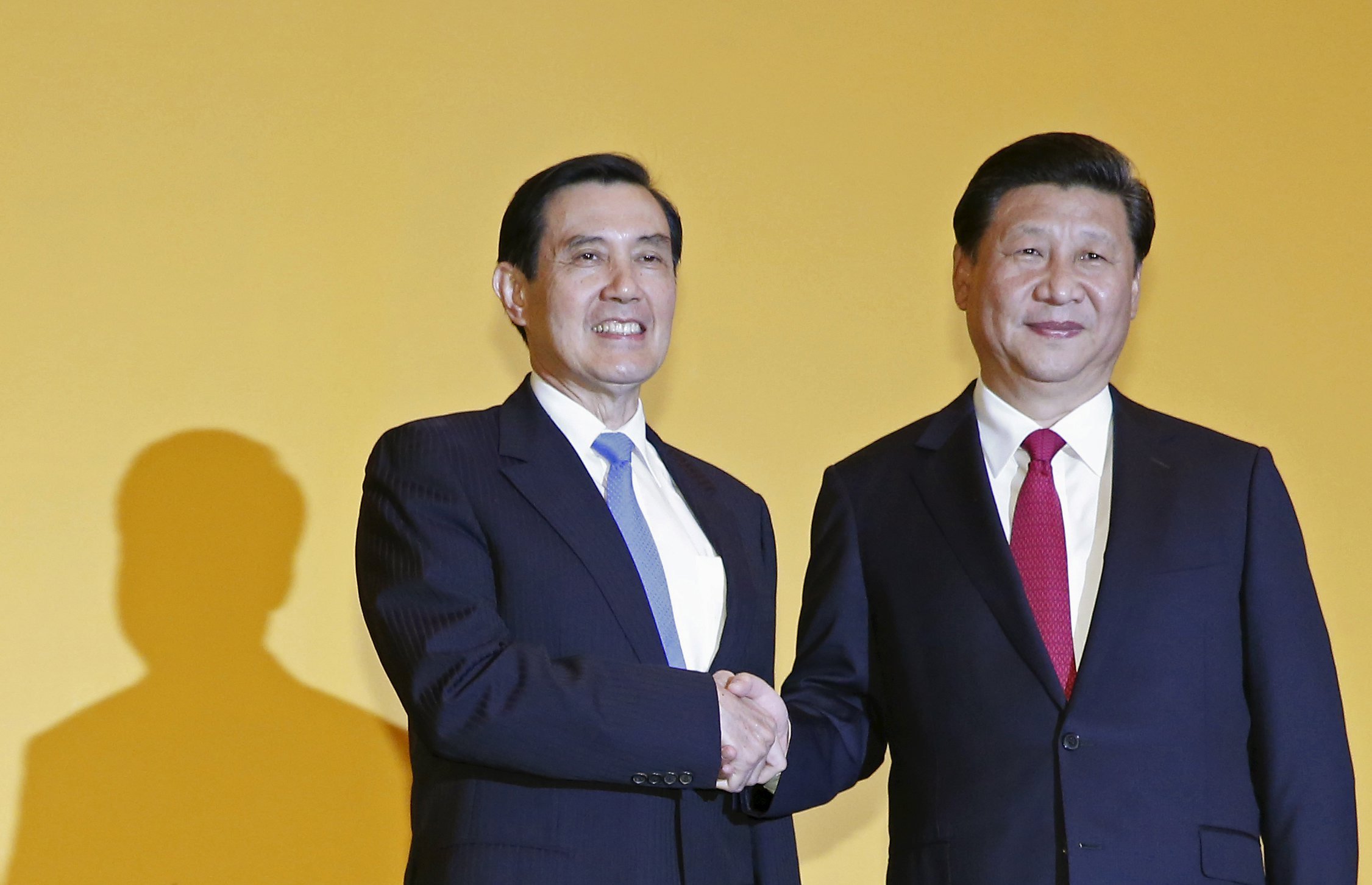 Taiwanese leader Ma Ying-jeou (left) with Chinese President Xi Jinping shake hands ahead of their meeting in Singapore on November 7. Photo: Reuters