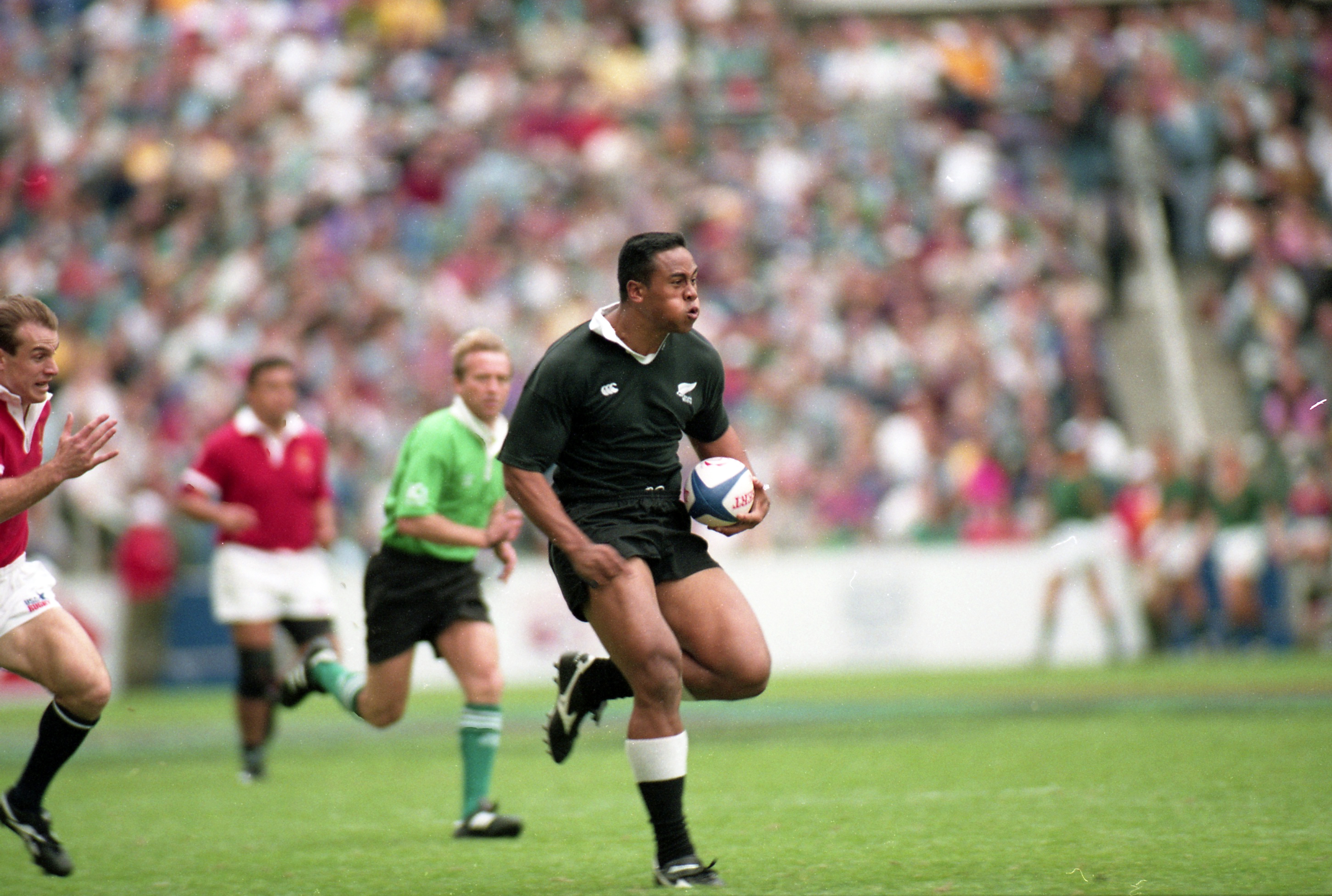Jonah Lomu in full flight at the Hong Kong Sevens in 1995, the tournament that launched him to international stardom. Photo: Martin Chan/SCMP