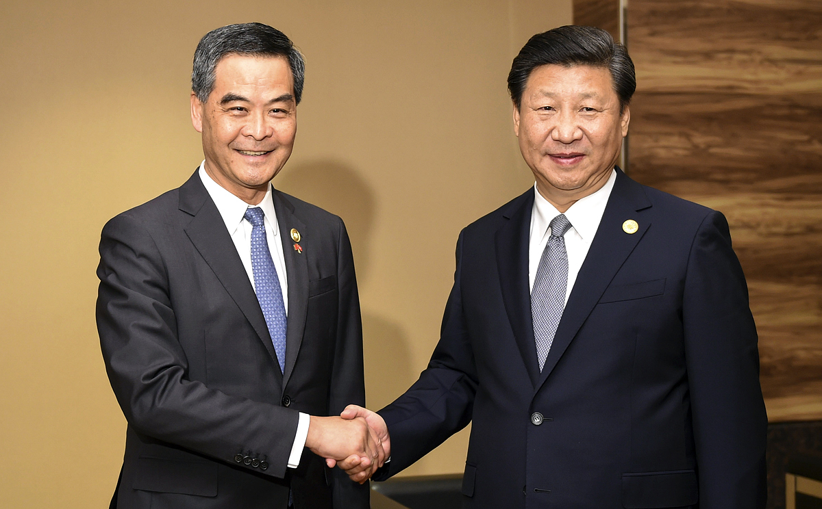 Chinese President Xi Jinping (right) meets with Chief Executive Leung Chun-ying on the sidelines of the Asia-Pacific Economic Cooperation (APEC) Economic Leaders' Meeting in Manila, the Philippines. Photo: Xinhua