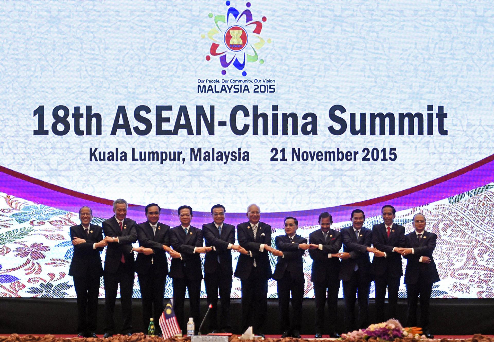 Premier Li Keqiang, fifth from left, with Asean leaders. Photo: AFP