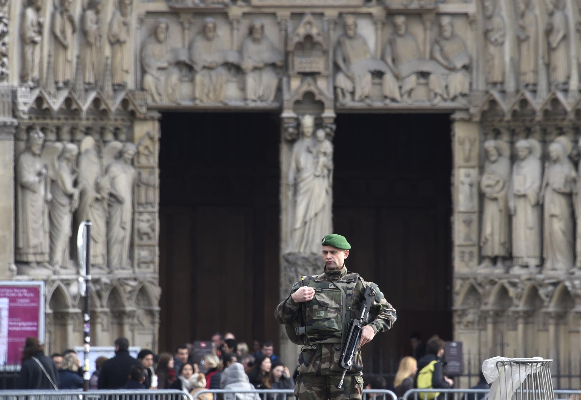 A soldier on patrol at the Notre-Dame de Paris cathedral on Christmas Eve. Photos: AFP; Corbis