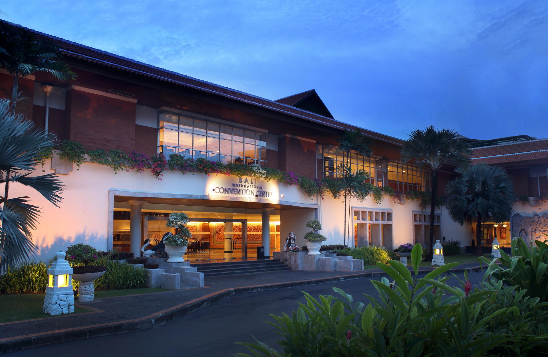 The Bali International Convention Centre, managed by The Westin Resort Nusa Dua, can accommodate up to 2,500 people for meetings.