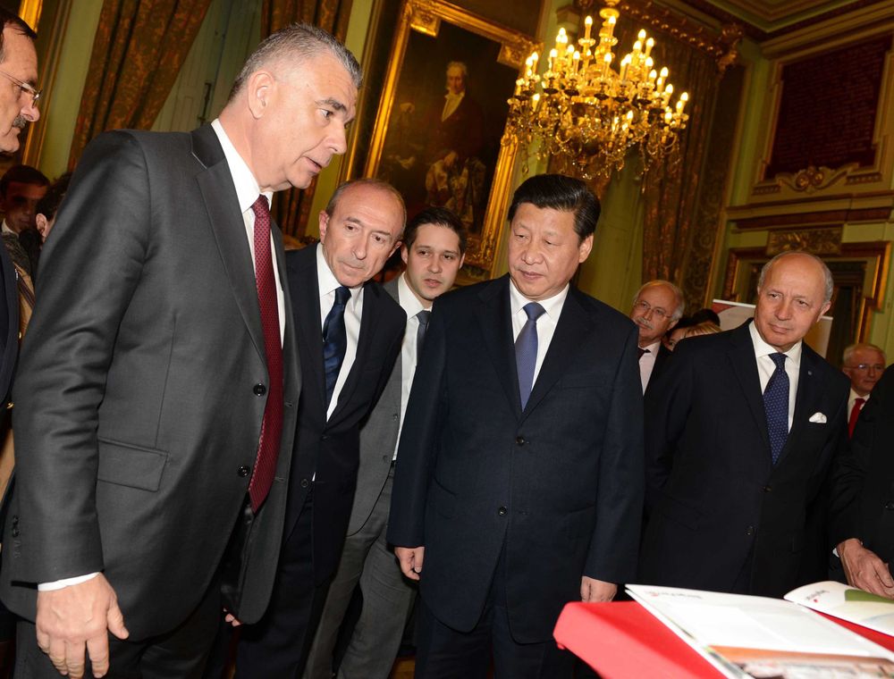 Sébastien Ferrari (left), CEO and chairman of Serge Ferrari, meets President Xi Jinping (centre).