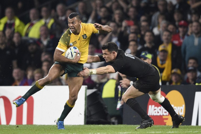 Australia fullback Kurtley Beale (left) is tackled by New Zealand fly-half Dan Carter in the final of the 2015 Rugby World Cup at Twickenham. Beale’s club side NSW Waratahs on Friday urged the utility back to reject a record-breaking deal to join England-based Wasps. Photo: AFP