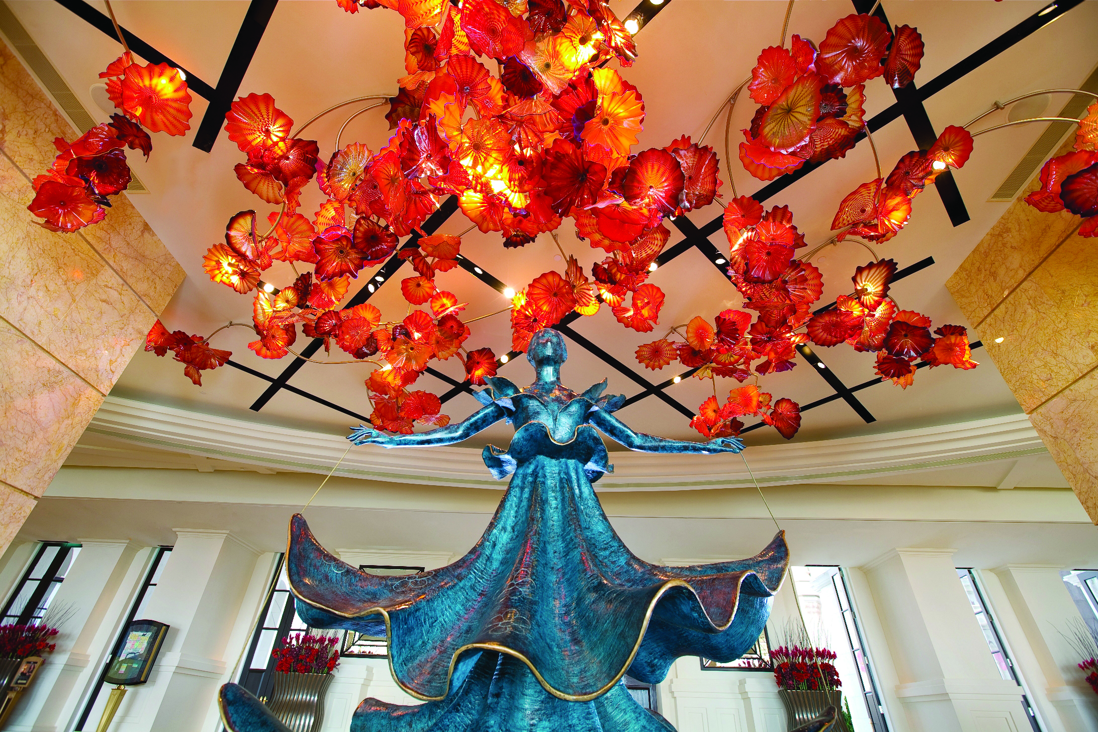 Fiori di Paradiso by Dale Chihuly and Dalnian Dancer by Salvador Dali are in the MGM Macau lobby.