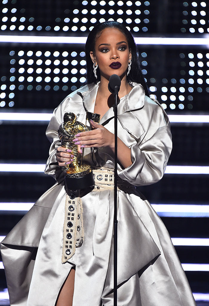 Can't decide if we are more smitten by Rihanna and Drake's PDA at the MTV  Awards or by Riri's fabulous Alexandre Vauthier gown