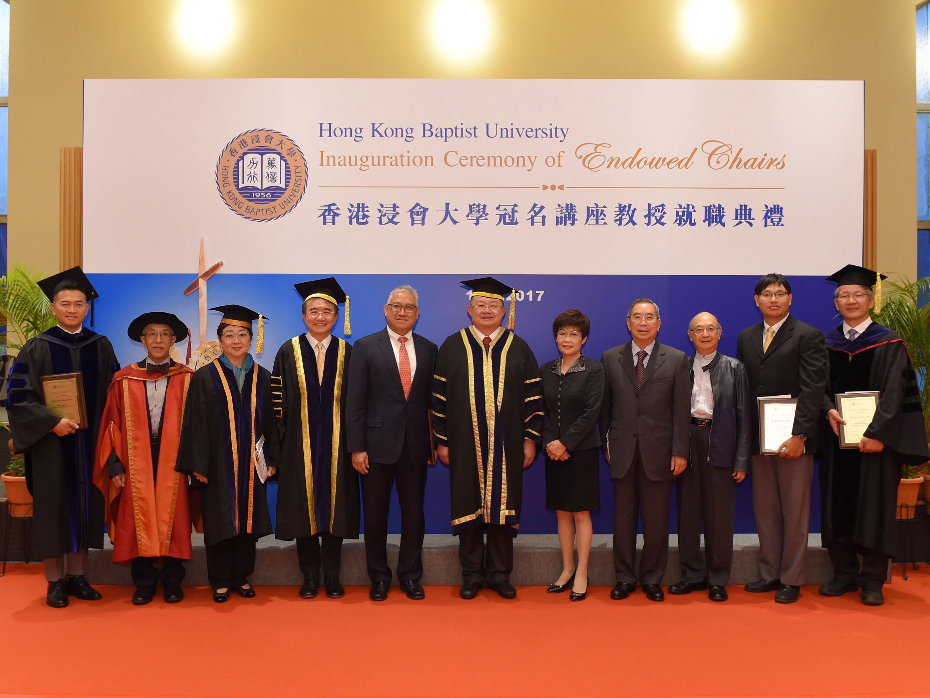 (From left) Professor John Erni; Professor Cheah Kok-wai; Mrs Doreen Chan, Treasurer of HKBU Council and the Court; Professor Roland Chin; Dr William Fung, Director of the Fung Hon Chu Foundation; Mr Cheng Yan-kee; Dr Elizabeth Law; Mr Tsang Wing-wah, Mr Tsang Wing-lok and Mr Patrick Tsang, Representatives of the Tsang Shiu Tim Charitable Foundation; Professor Bian Zhaoxiang