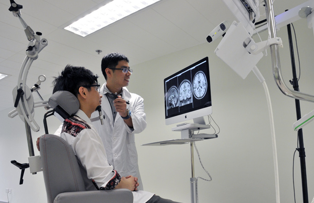 HKSYU introduces the latest brain stimulation technology Transcranial Magnetic Stimulation (TMS) to conduct neuroscience research.