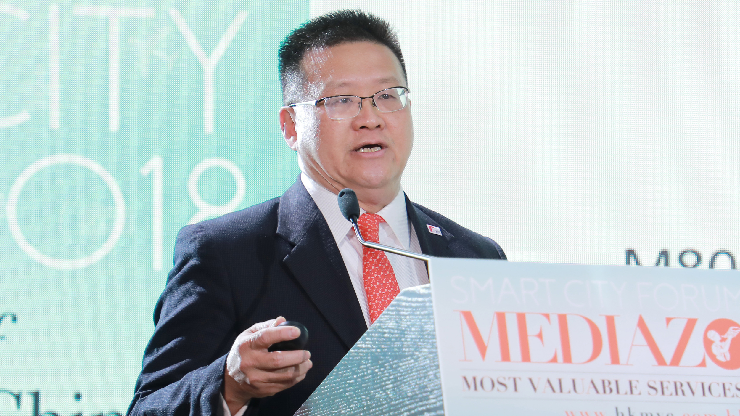 Steven YAP, CEO of M800, presented the topic of “Building Smart Cities: Why IoT Is The Key” at the Smart City Forum.