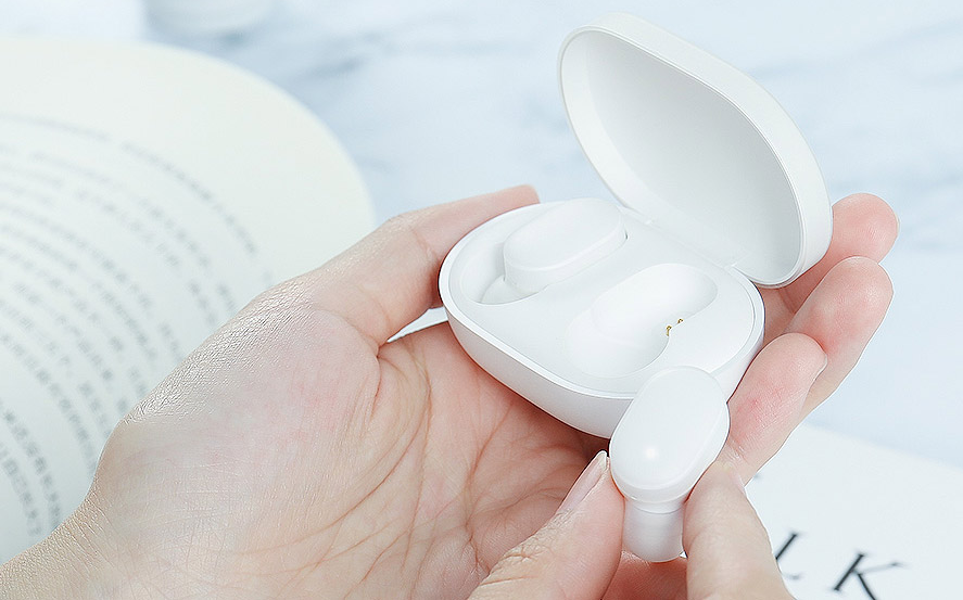The AirDots (not to be confused with the AirPods, given the same white color) comes with a charging case. Xiaomi says the US$29 AirDots provide 4 hours of listening time per charge -- an hour short of the US$159 AirPods. (Picture: Xiaomi)