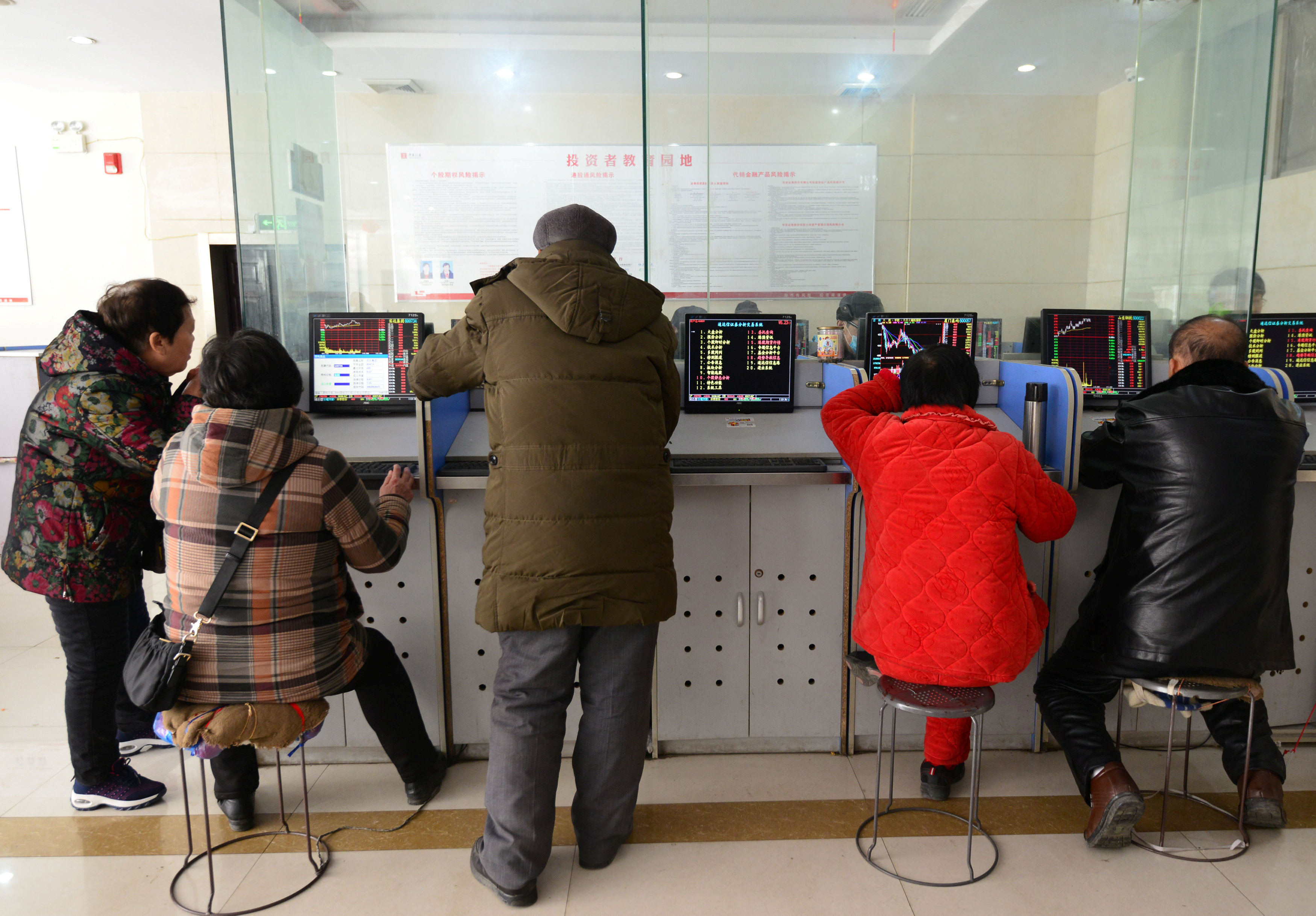 Investors monitor stock information at a brokerage house in Fuyang, Anhui province, China February 25, 2019. Photo: Reuters 
