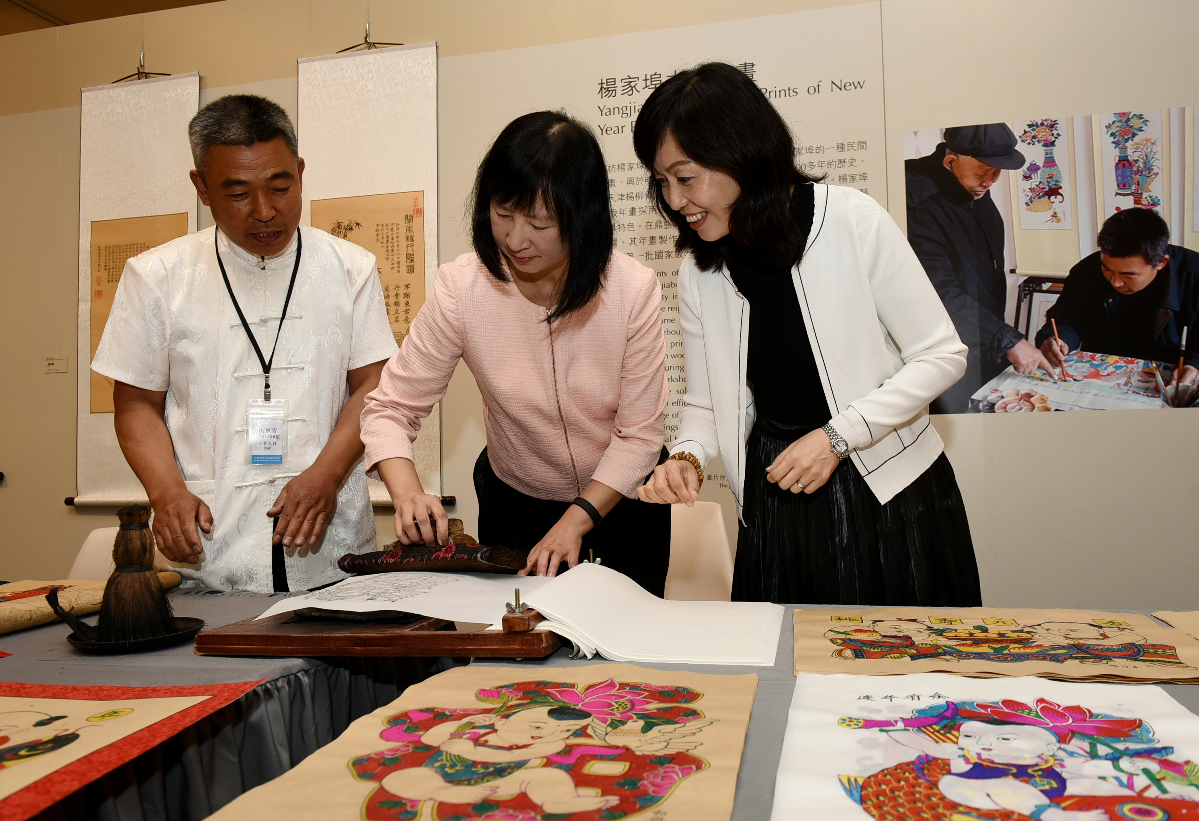 Demonstration of Yangjiabu Woodblock Prints of New Year Paintings: Zhao Xintian (right), deputy curator of the Shandong Provincial Cultural Center, and Yang Naidong (left), an intangible cultural heritage bearer of Yangjiabu woodblock prints of New Year Paintings, introducing the art to Michelle Li (centre), Director of Leisure and Cultural Services.