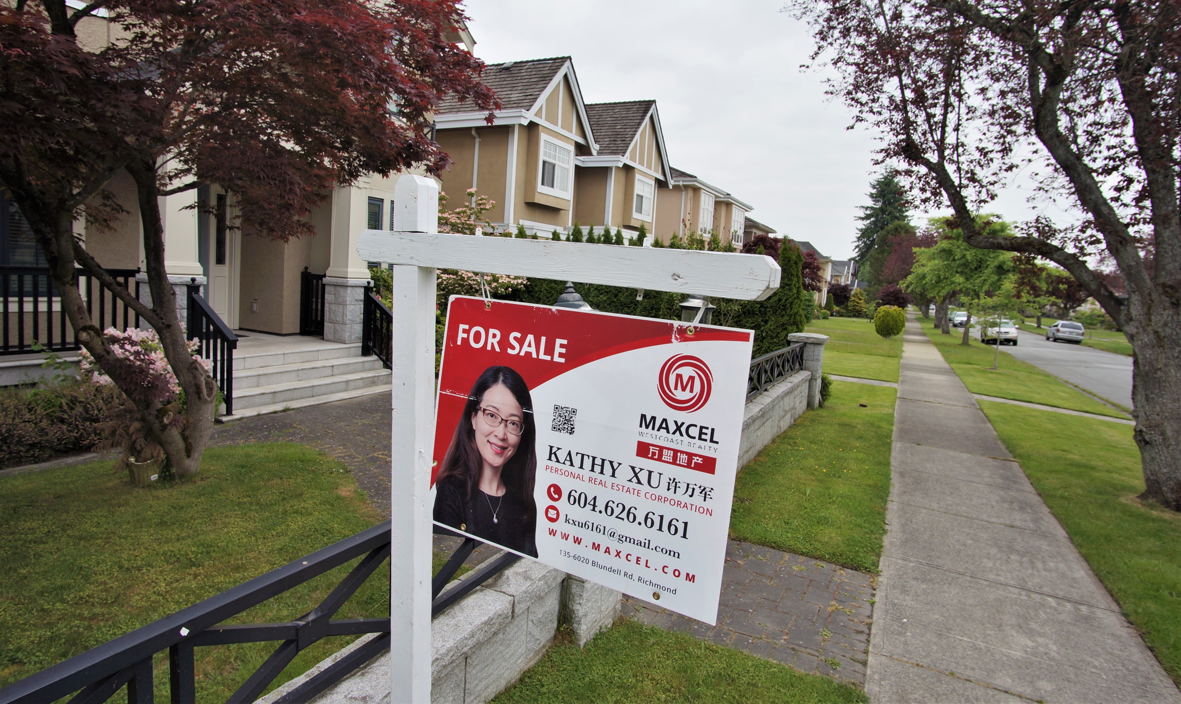A “for sale” sign outside a Vancouver home being marketed by Kathy Xu, a director of Maxcel Westcoast Realty. Photo: Ian Young