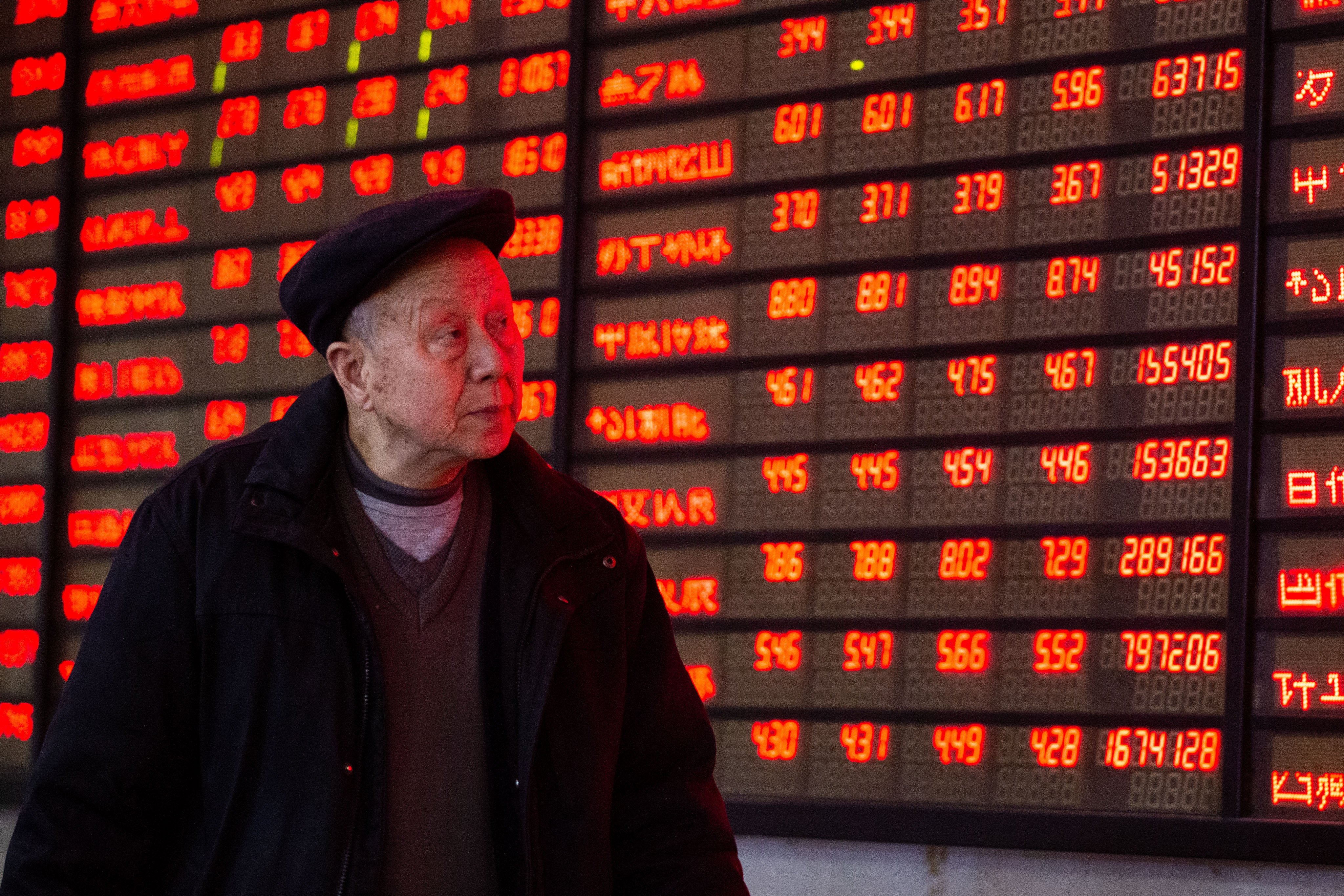 An investor checks out stock prices in Nanjing, capital of east China's Jiangsu Province, March 4, 2019. Photo: Xinhua 
