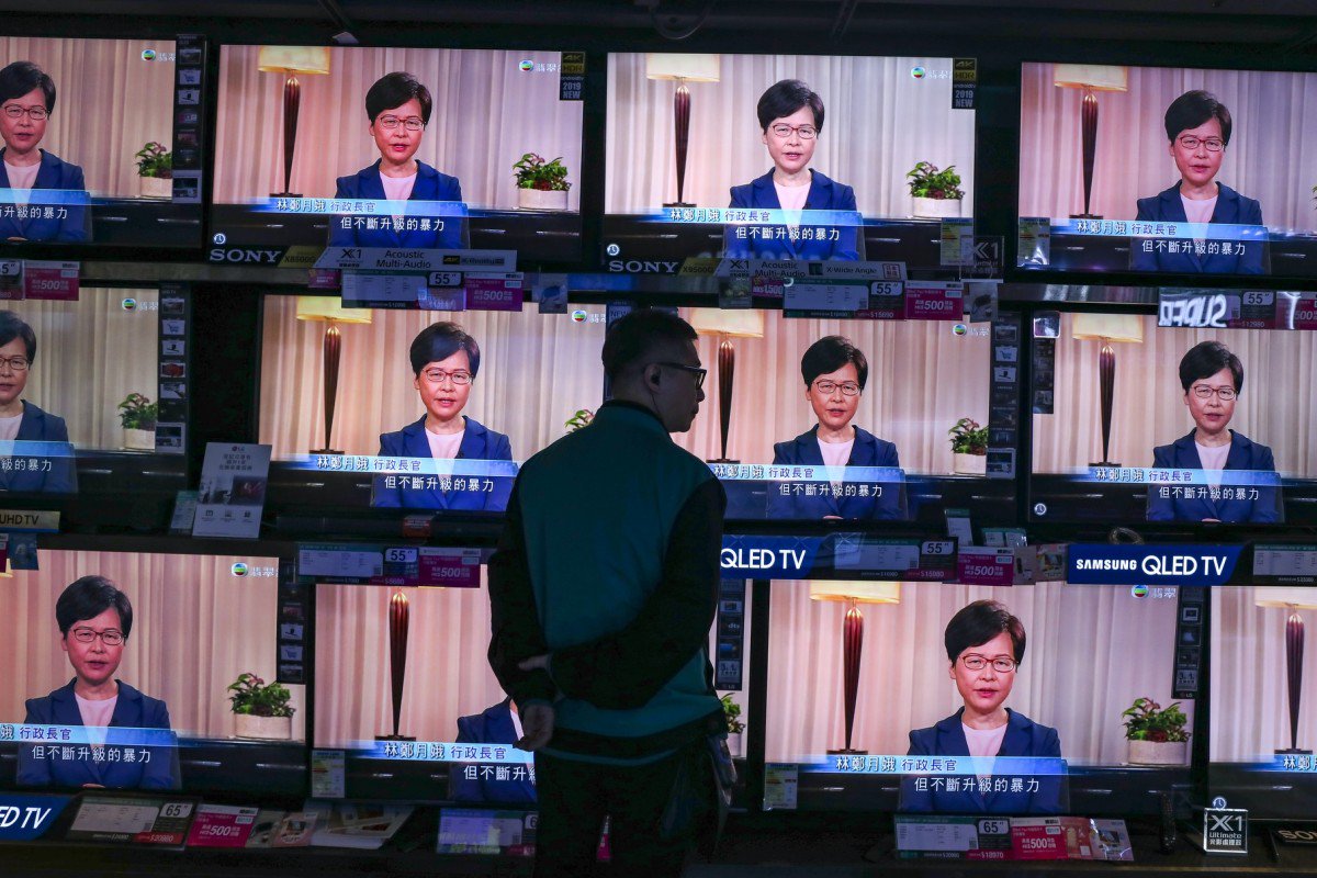 Hongkongers watch city leader Carrie Lam announce the withdrawal of the extradition bill. Photo: Robert Ng