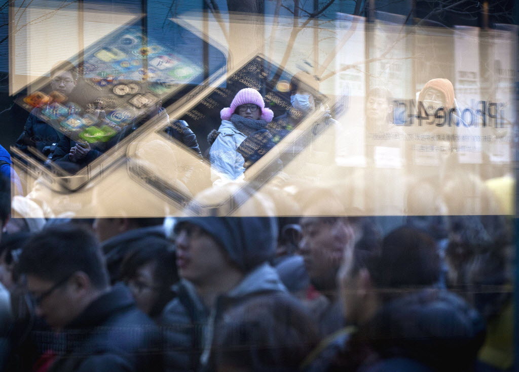 Customers waiting outside a Beijing Apple Store for iPhone 4S sales to start in 2012. (Picture: AP)