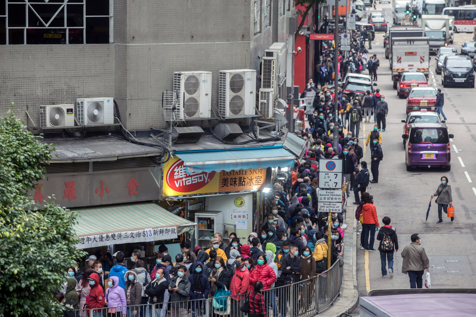 People line up to purchase protective masks in Hong Kong’s Kowloon Bay district on February 5. (Picture: Paul Yeung/Bloomberg)