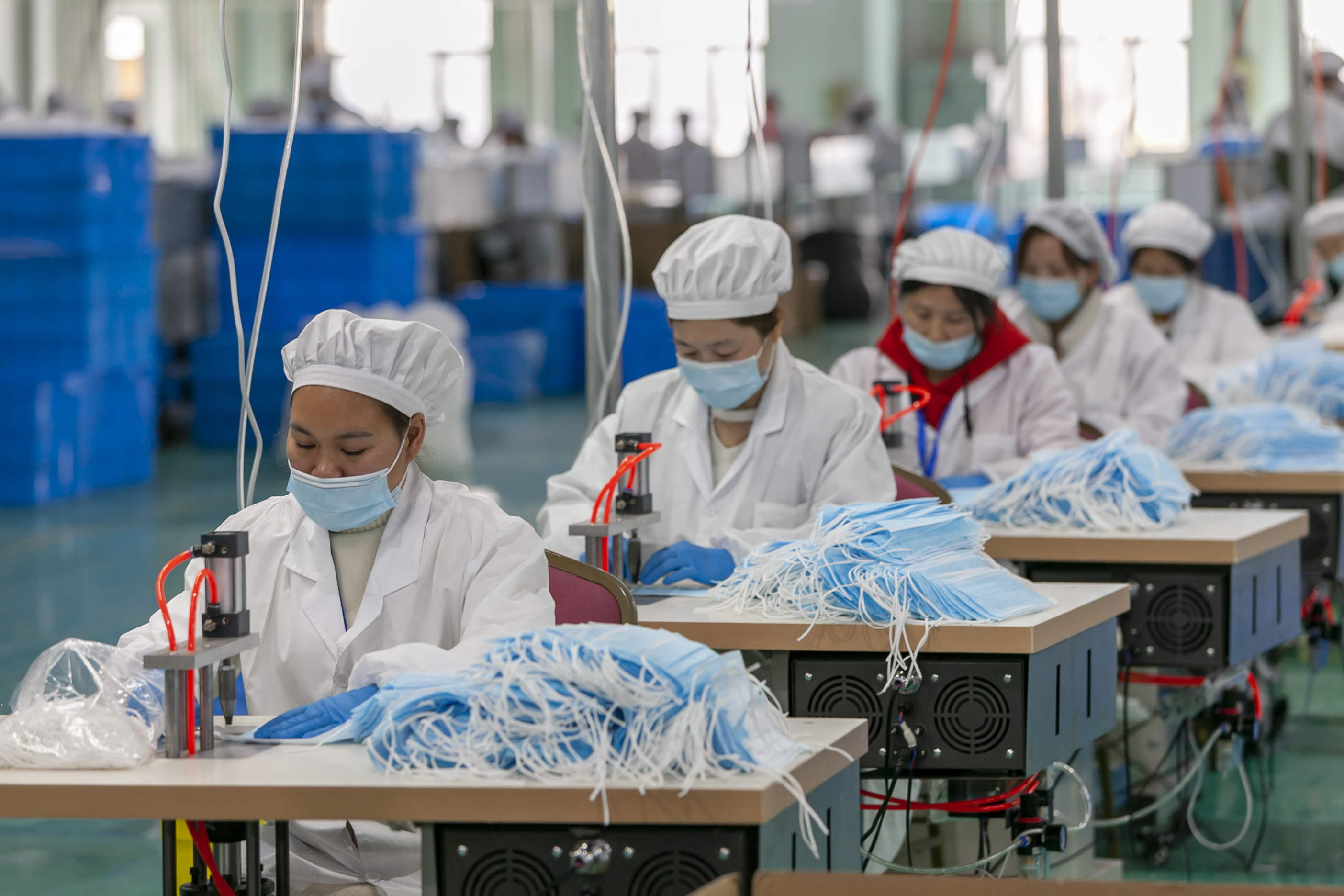 Workers make protective masks at Threegun Group's plant in Shanghai. The company's mask production kicked into high gear recently with the daily output reaching one million pieces. Photo: Xinhua