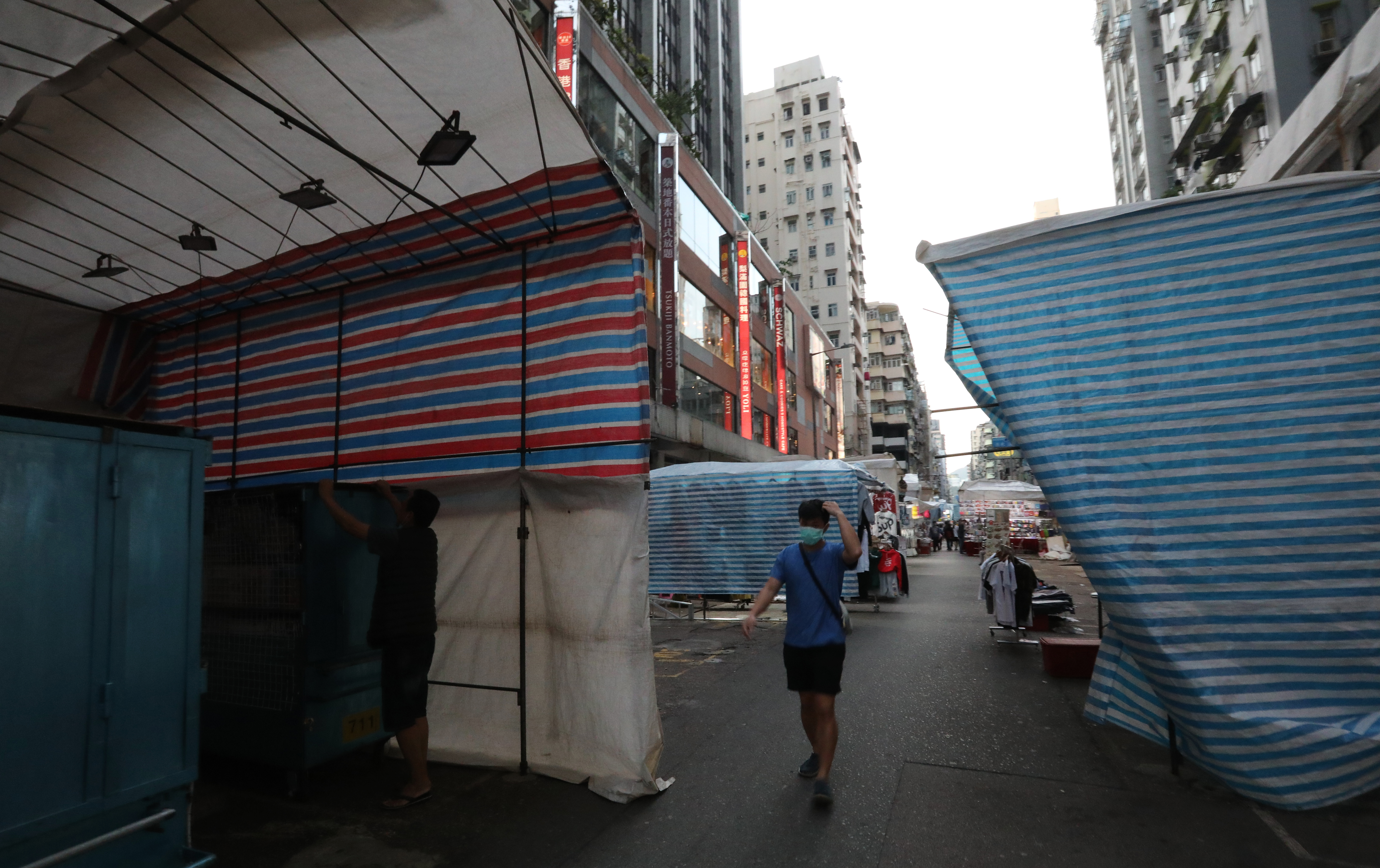 The Ladies Market in Mong Kok, Hong Kong, wears a deserted look as the coronavirus outbreak keeps shoppers away. Photo: Felix Wong