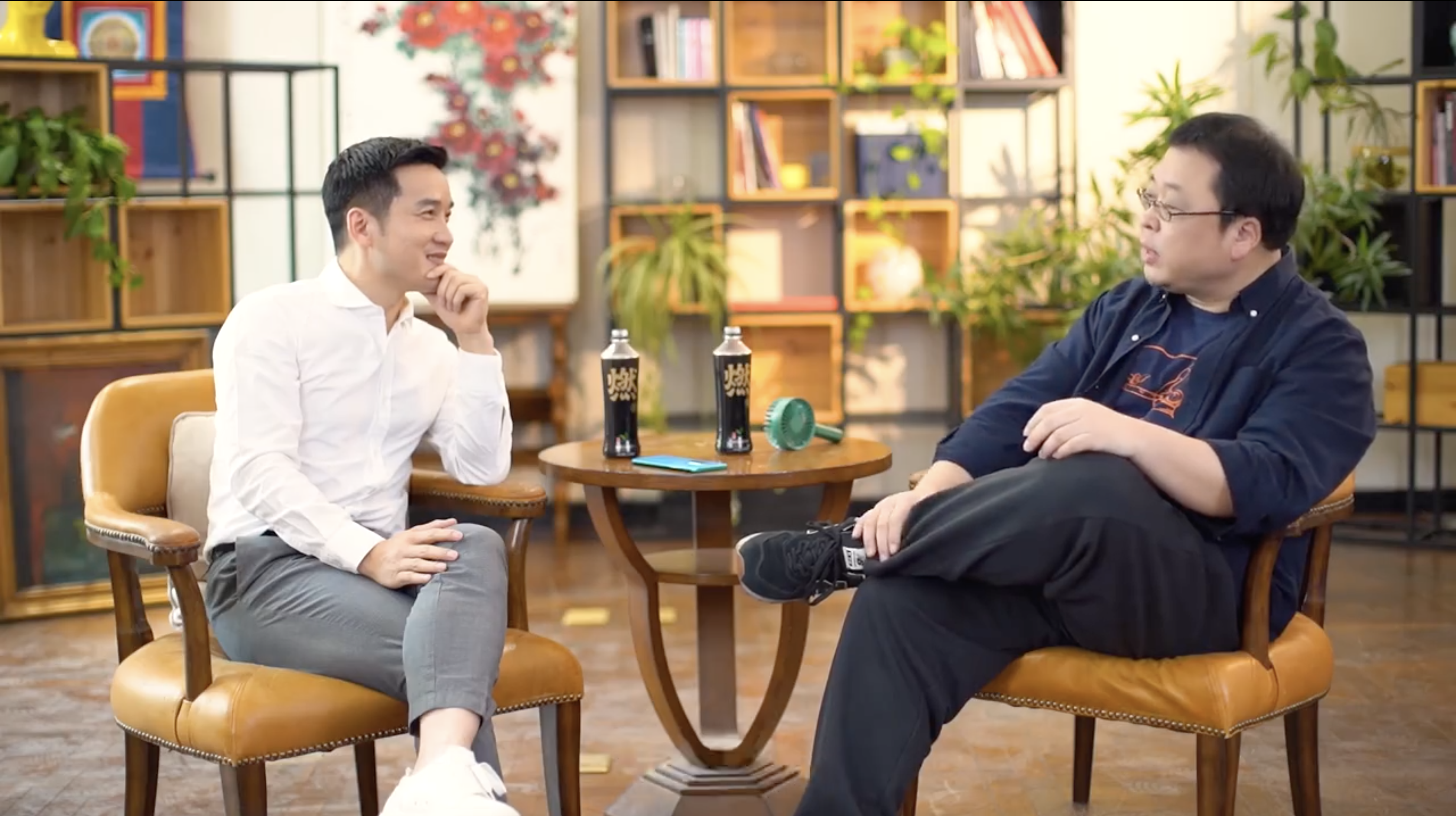 OnePlus CEO Pete Lau in conversation with Smartisan founder Luo Yonghao. (Picture: Luo Yonghao via Weibo)