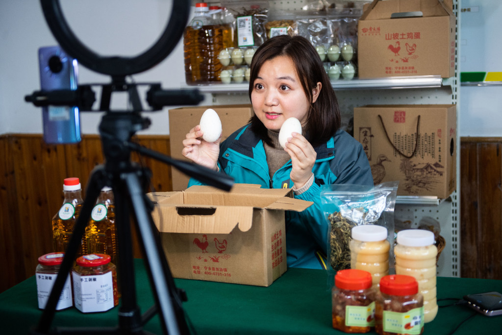 Zhang Qin introduces eggs during a live stream in central China's Hunan Province in March, 2020. Live Streaming has helped boost sales amid the coronavirus outbreak. (Picture: Xinhua)