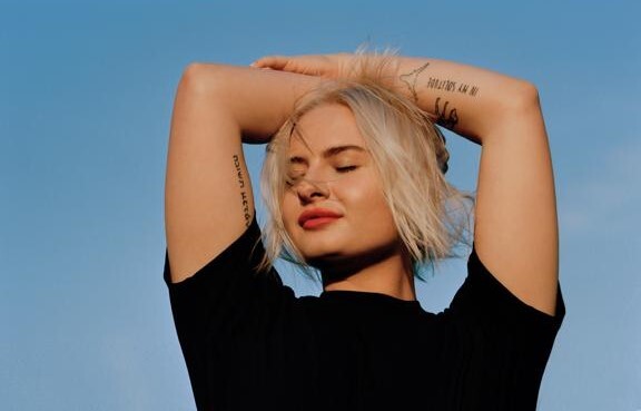 British singer-songwriter Låpsley discusses how she's connecting with her fans during Covid-19.