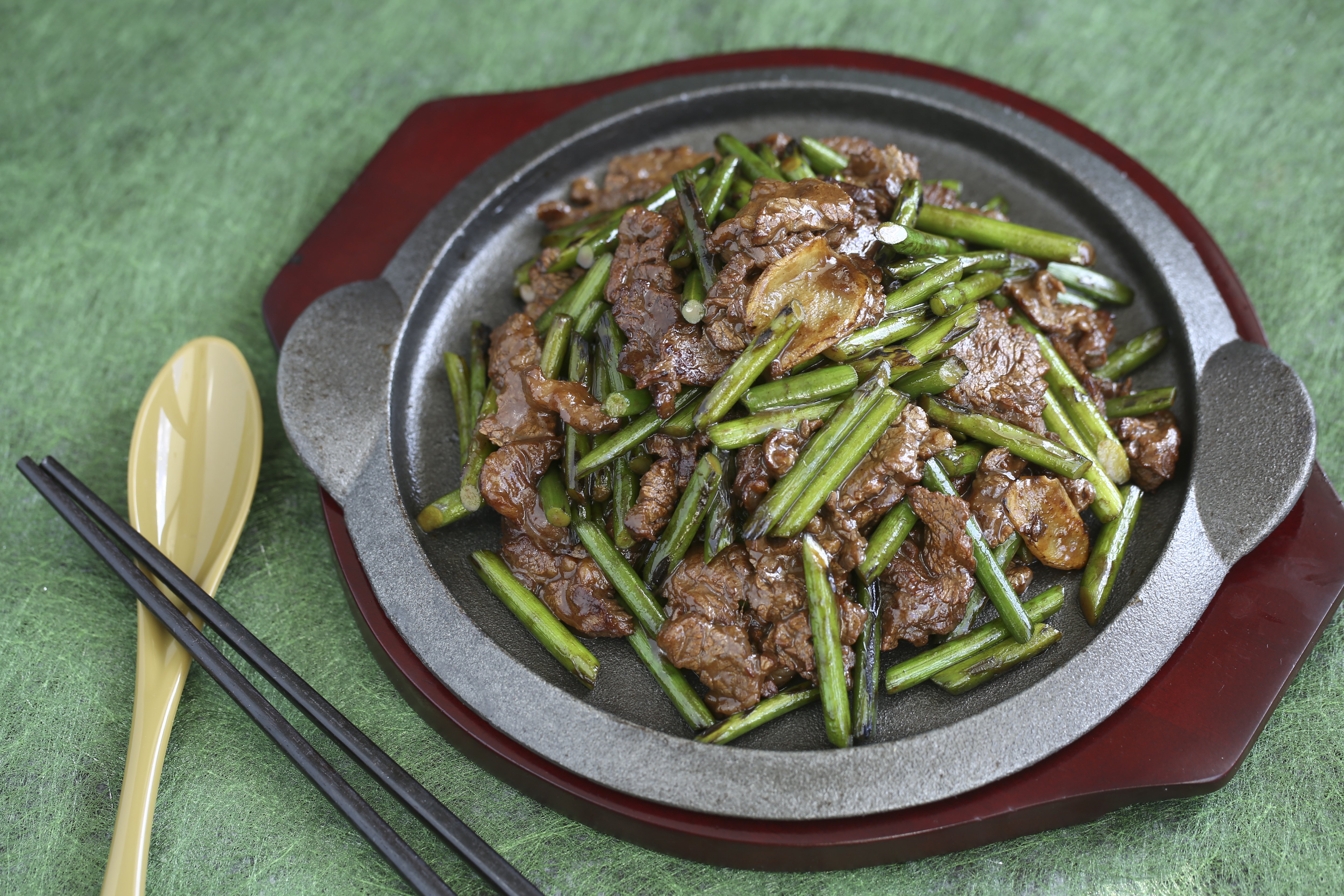 Stir-fried beef with garlic scapes