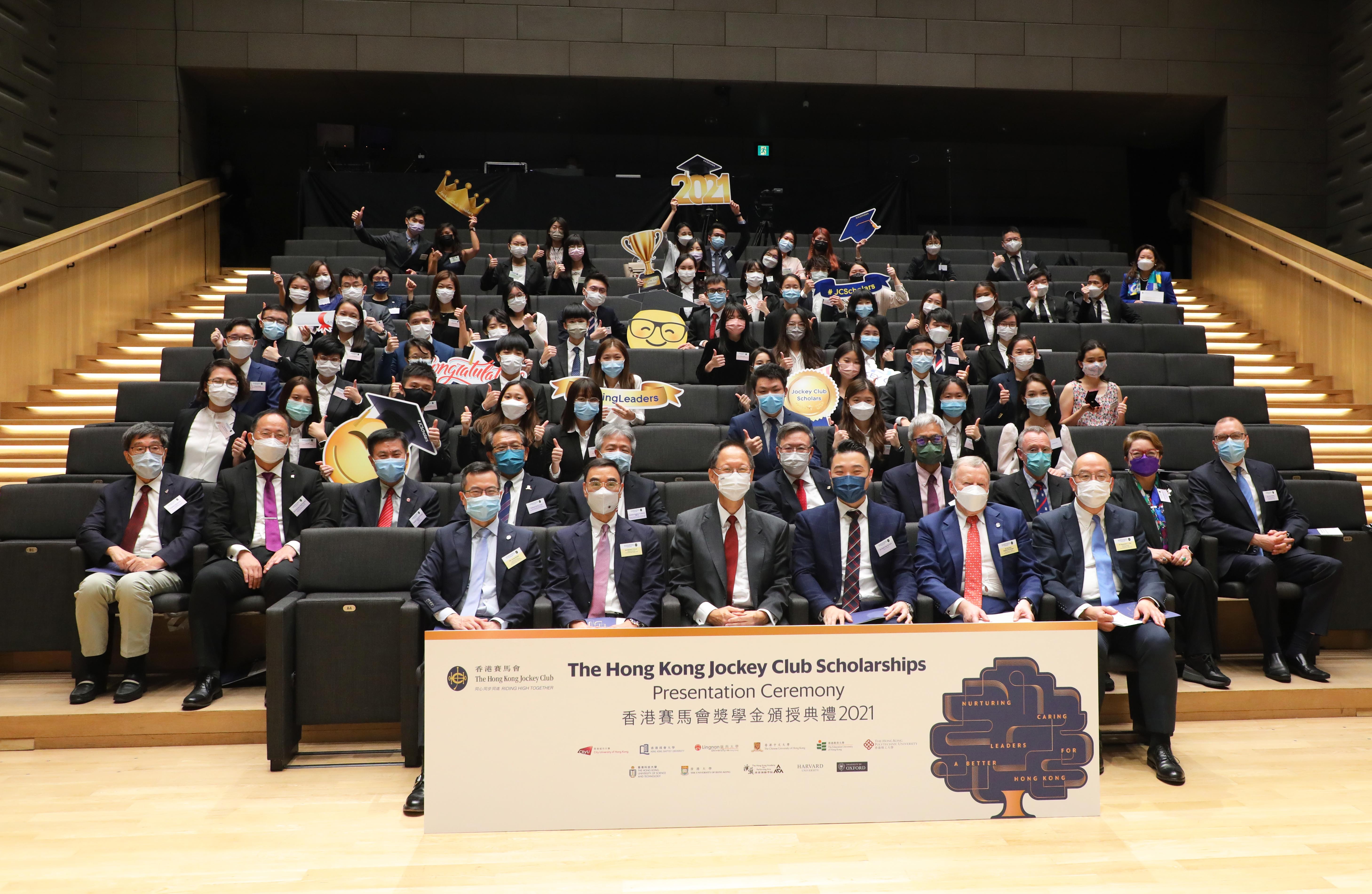 Pictured with Jockey Club Scholars are Club Chairman Philip Chen (front row, 3rd left); Guest of Honour Daniel Chan (front row, 3rd right), Badminton Men’s Singles WH2 Bronze Medallist at the Tokyo 2020 Paralympic Games; Club Deputy Chairman Michael Lee (front row, 2nd left); Chief Executive Officer Winfried Engelbrecht-Bresges (front row, 2nd right); Executive Director, Charities and Community, Leong Cheung (front row, 1st left); Executive Director, Corporate Affairs, Raymond Tam (front row, 1st right), and representatives from participating tertiary institutions.
