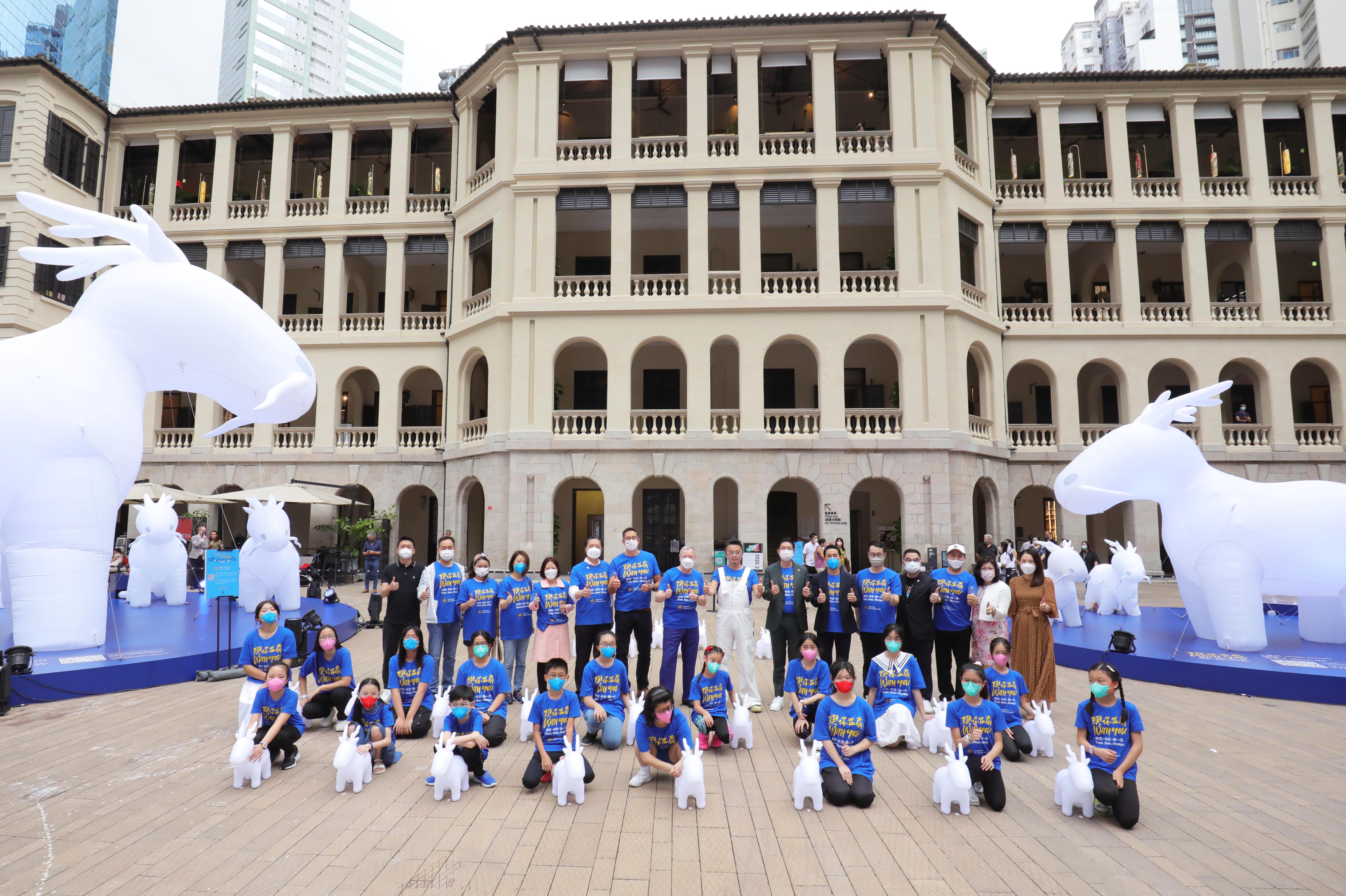 Club Chief Executive Officer Winfried Engelbrecht-Bresges (back row, 8th left); Club Executive Director, Membership, Strategic Marketing and Branding, Anthony Ingham (back row, 7th left); artist Simon Ma (back row, 8th right); Po Leung Kuk Chairman Dr Daniel Chan (back row, 6th left) and Tung Wah Group of Hospitals Chairman Philip Ma (back row, 7th right) officiate at the ‘Drago Cavallo’ kick-off ceremony together with other guests and participating students.